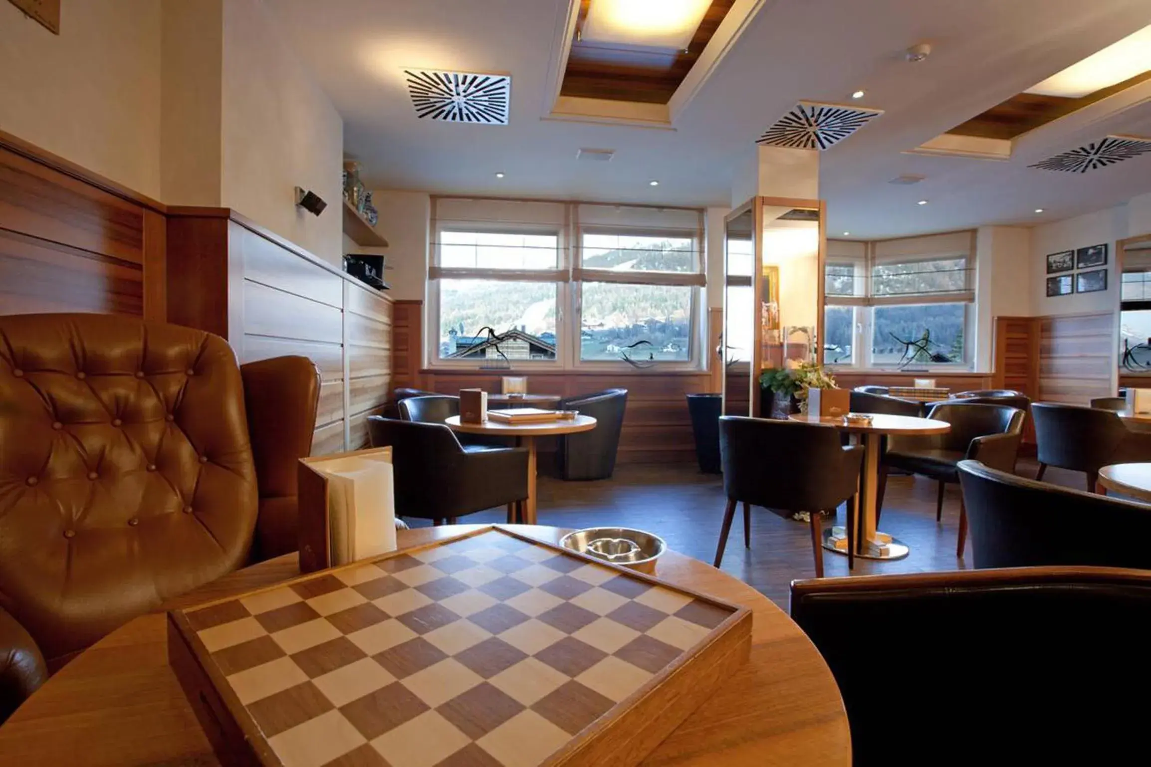 Lounge or bar, Restaurant/Places to Eat in Hotel Lac Salin Spa & Mountain Resort