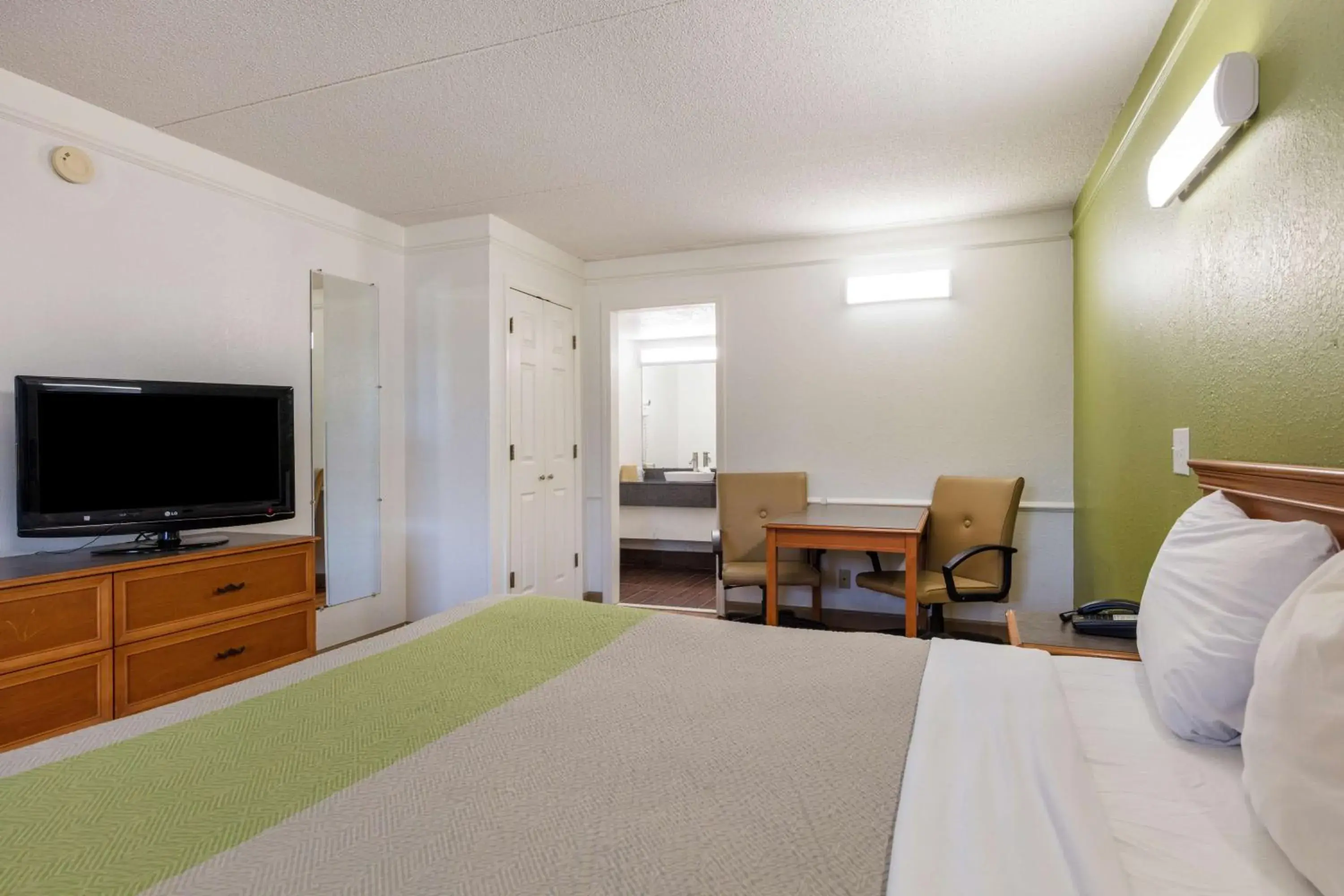 Photo of the whole room, TV/Entertainment Center in Motel 6-Knoxville, TN