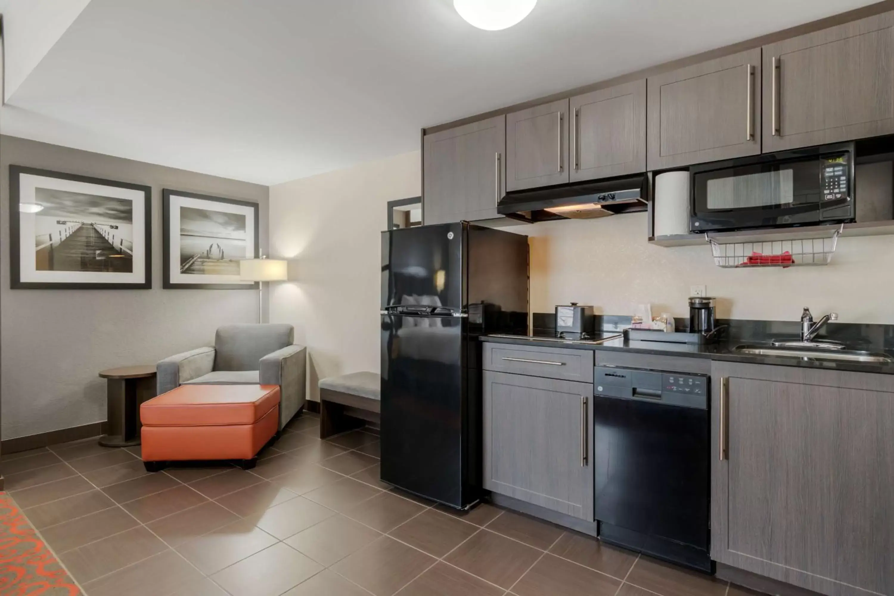 Bedroom, Kitchen/Kitchenette in Best Western Plus Eastgate Inn & Suites