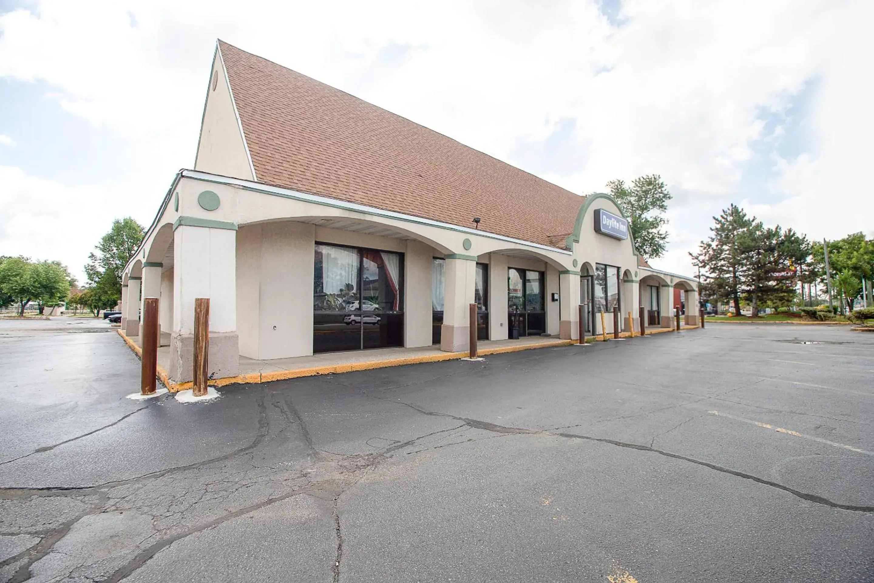 Parking, Property Building in Hotel O Daylight Inn Elkhart I-90, IN