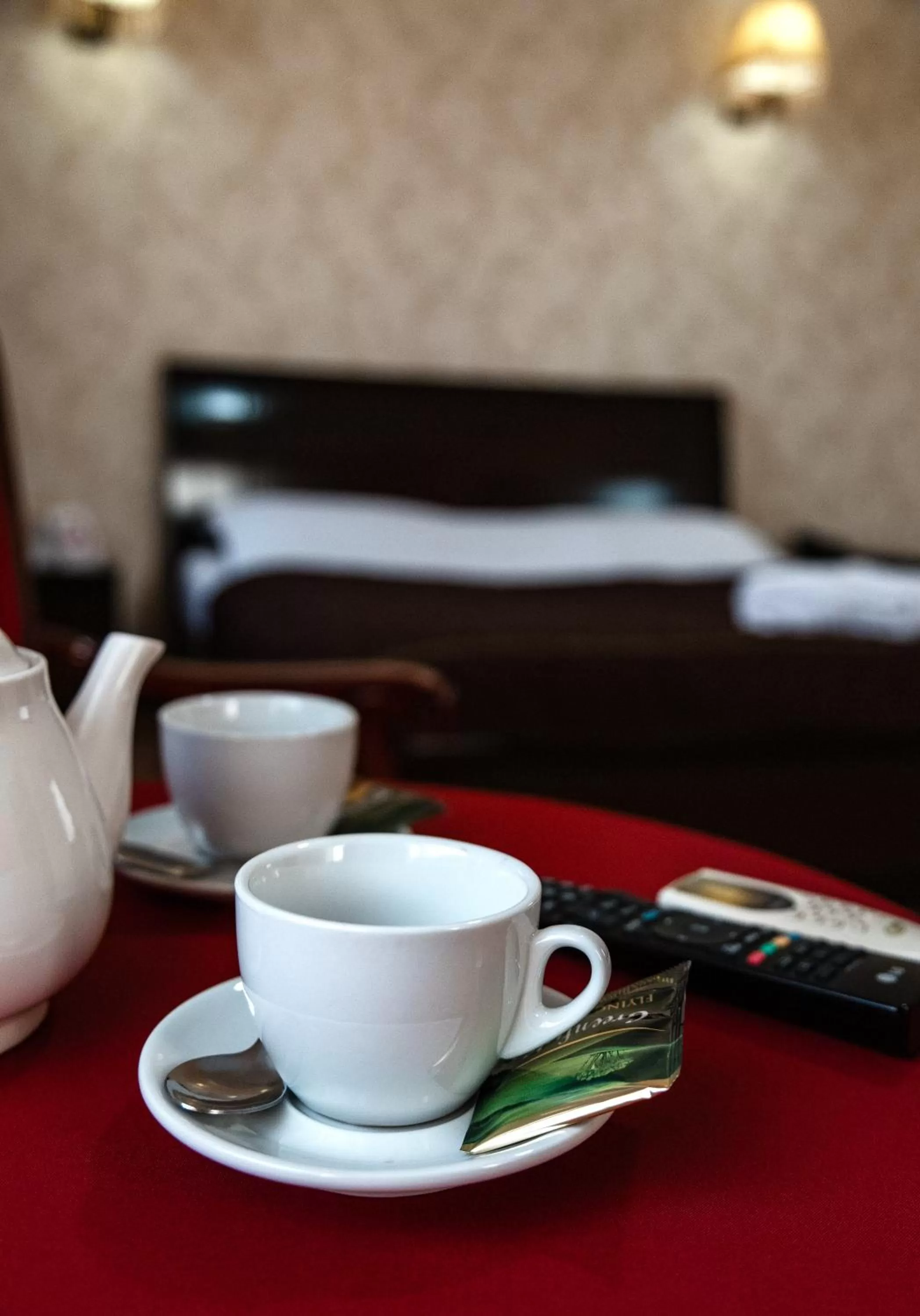 Coffee/tea facilities, Bed in Golden Palace