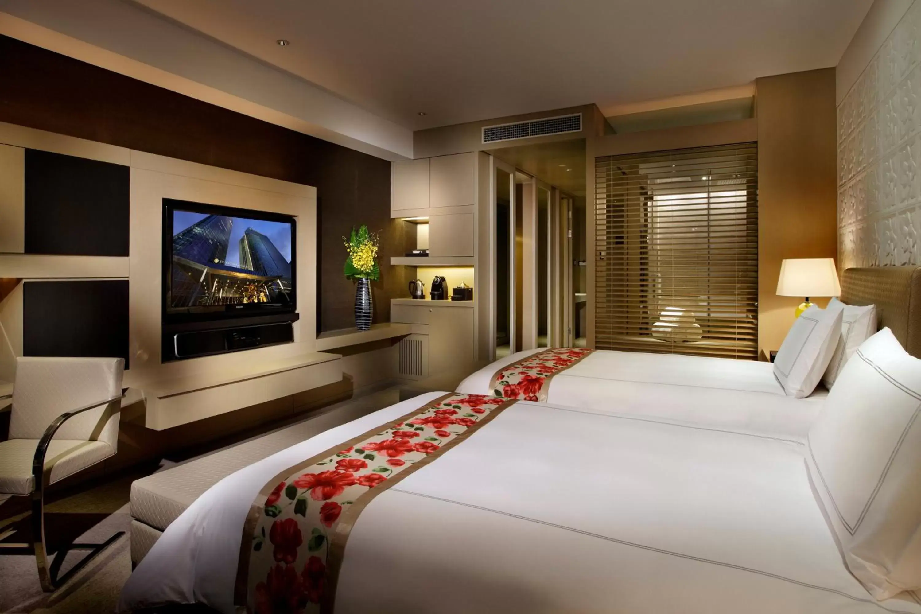 Property building, Bed in InterContinental Shanghai Jing' An, an IHG Hotel