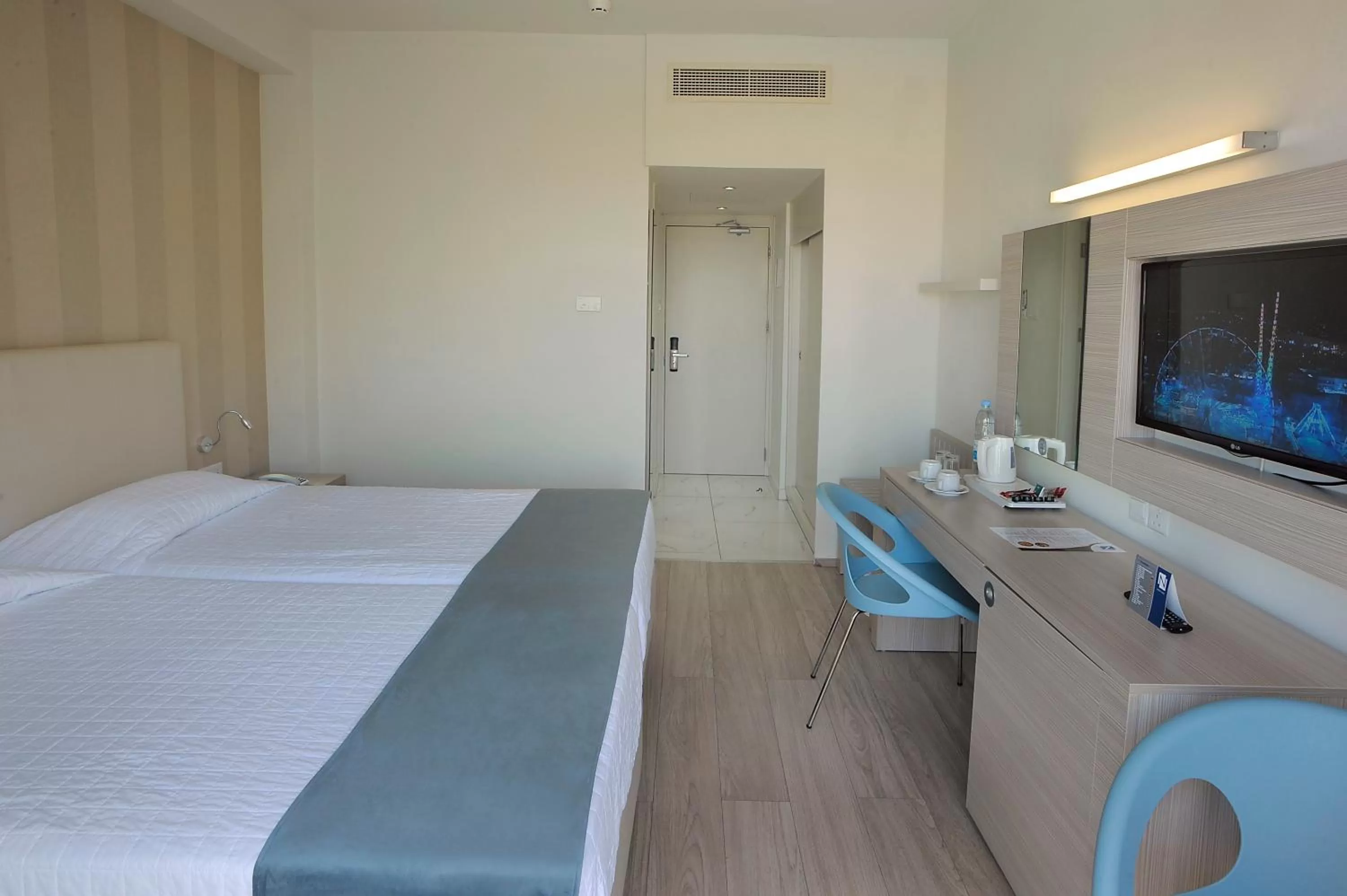 Photo of the whole room, Bed in Nestor Hotel