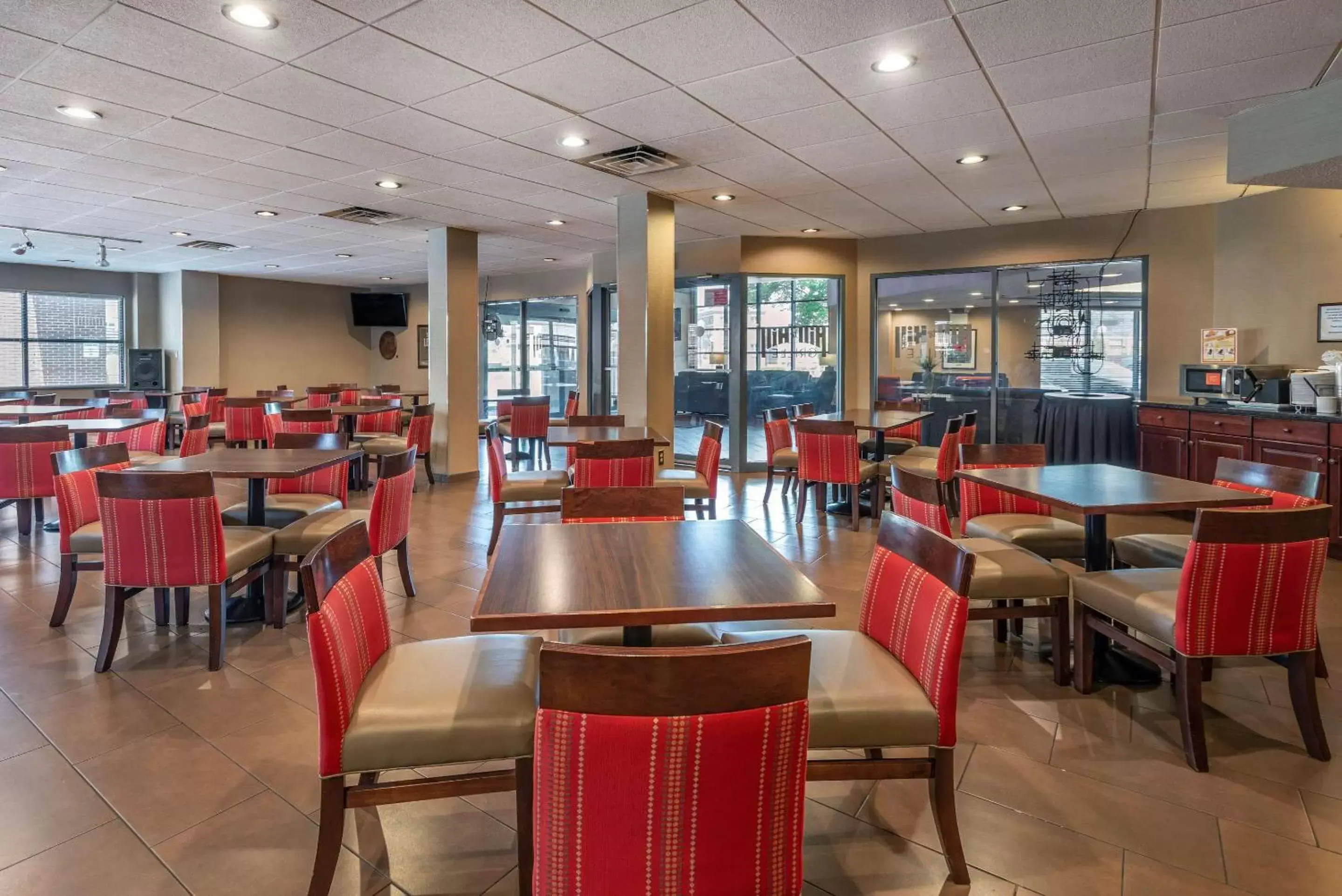 Restaurant/Places to Eat in Comfort Suites Bethlehem Near Lehigh University and LVI Airport
