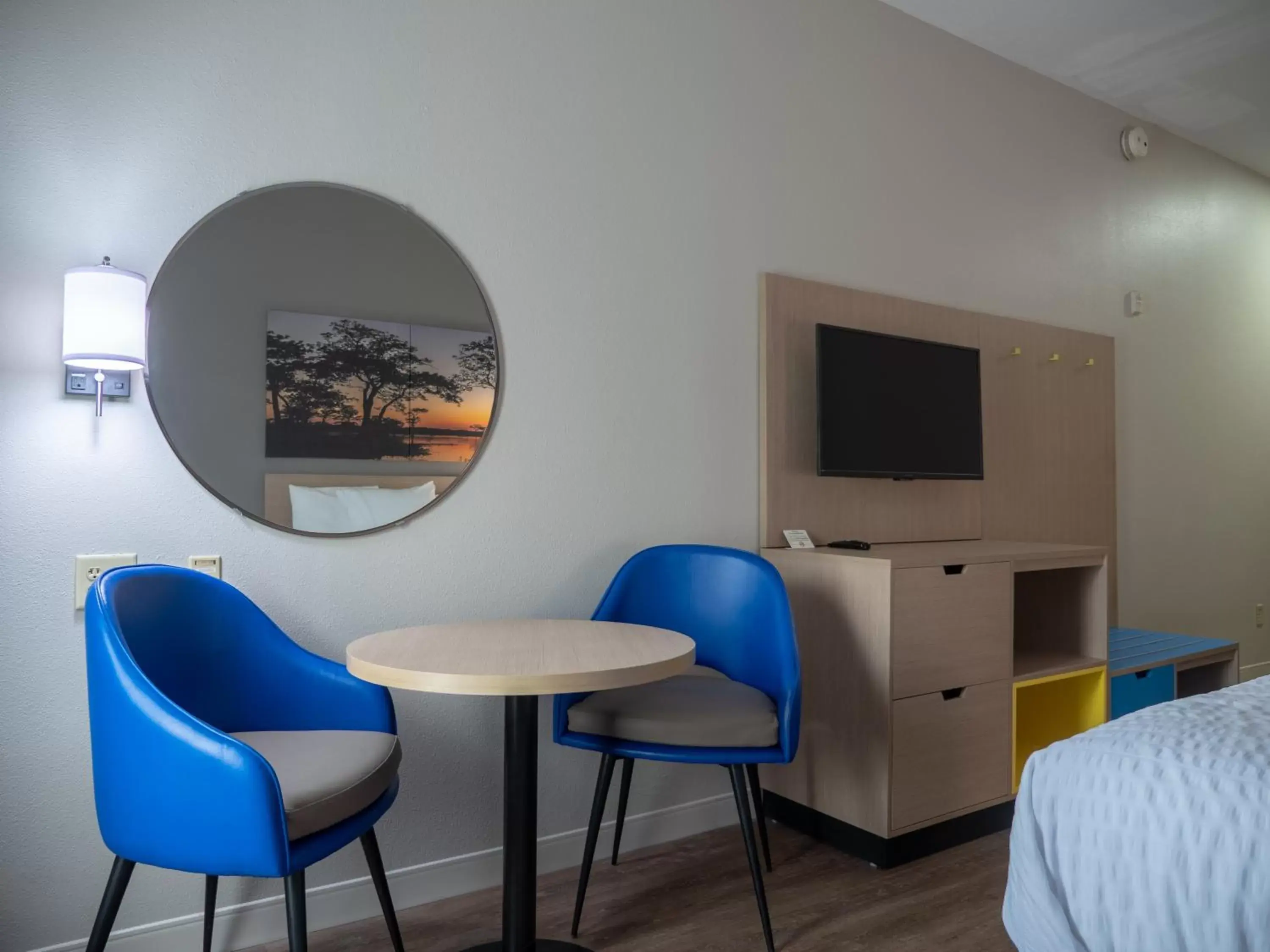 Seating Area in Days Inn & Suites by Wyndham Savannah North I-95