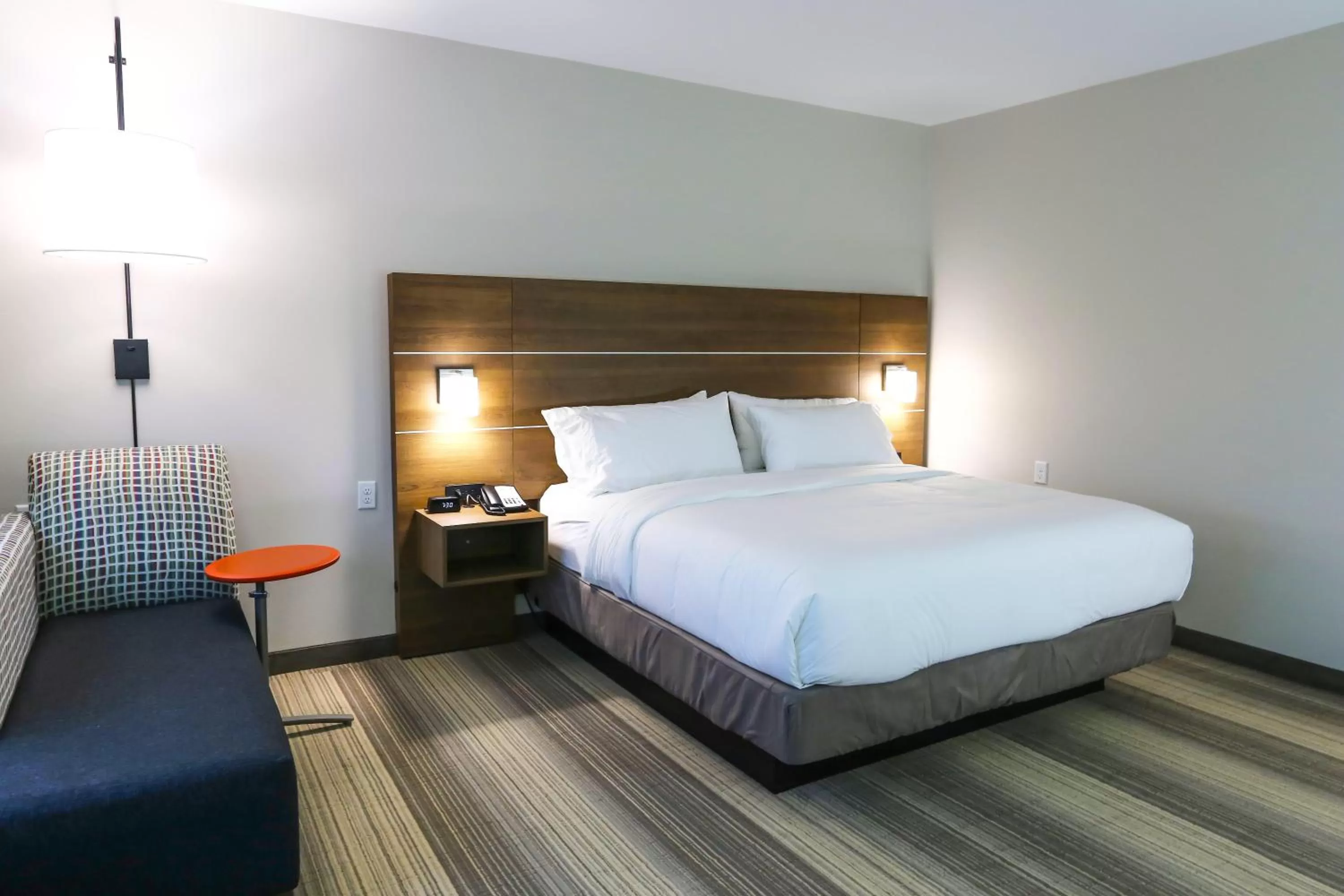 Photo of the whole room, Bed in Holiday Inn Express & Suites - Houston IAH - Beltway 8 by IHG