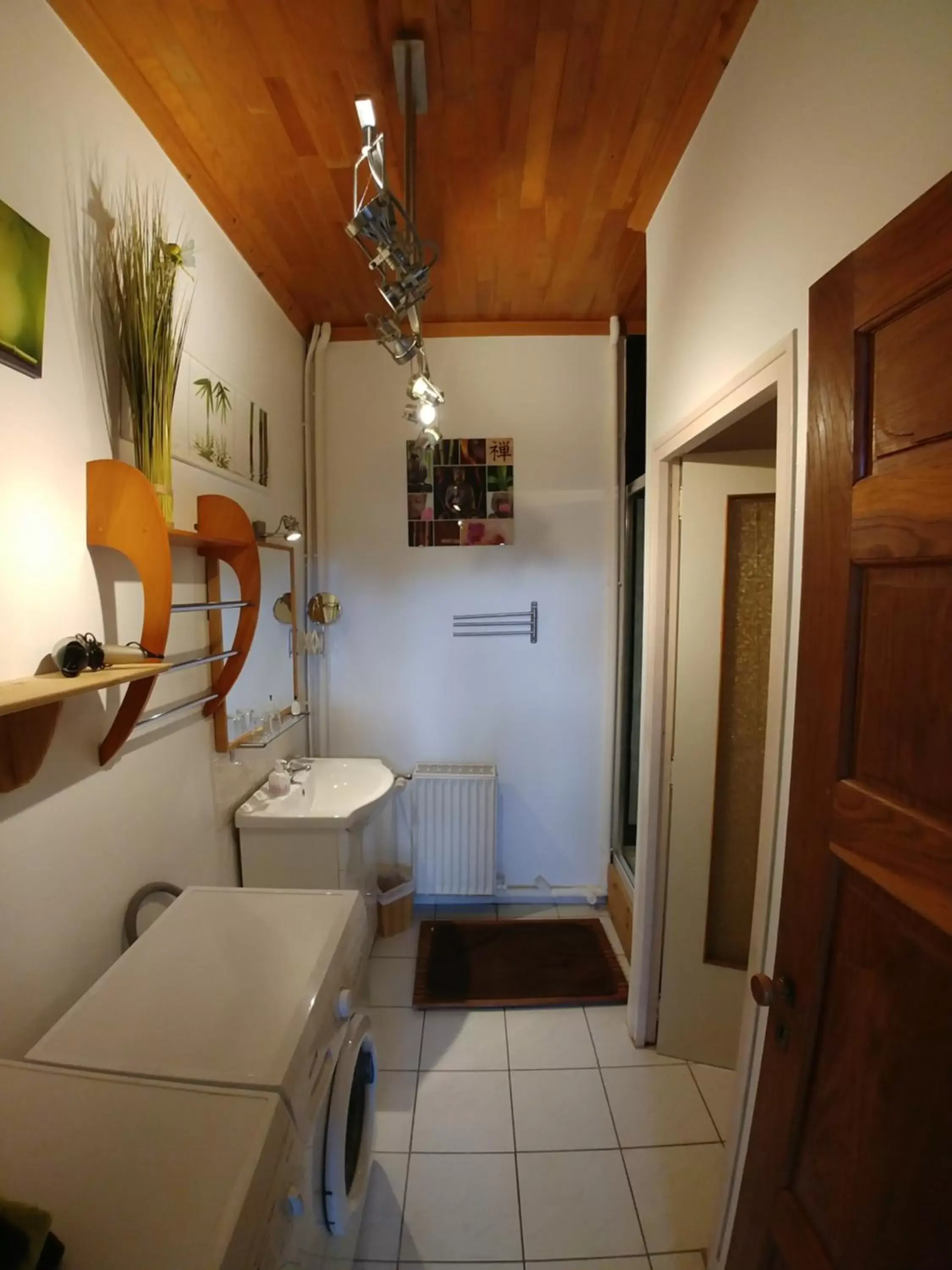 Bathroom in Manoir Le Cristal - Futuroscope a petit prix , grandes chambres familiales 5-6 personnes ,