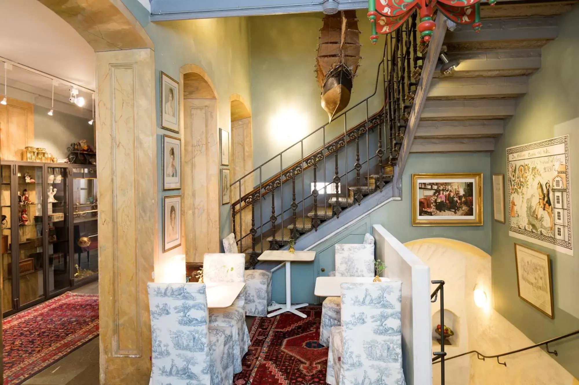 Lobby or reception, Restaurant/Places to Eat in Lady Hamilton Hotel