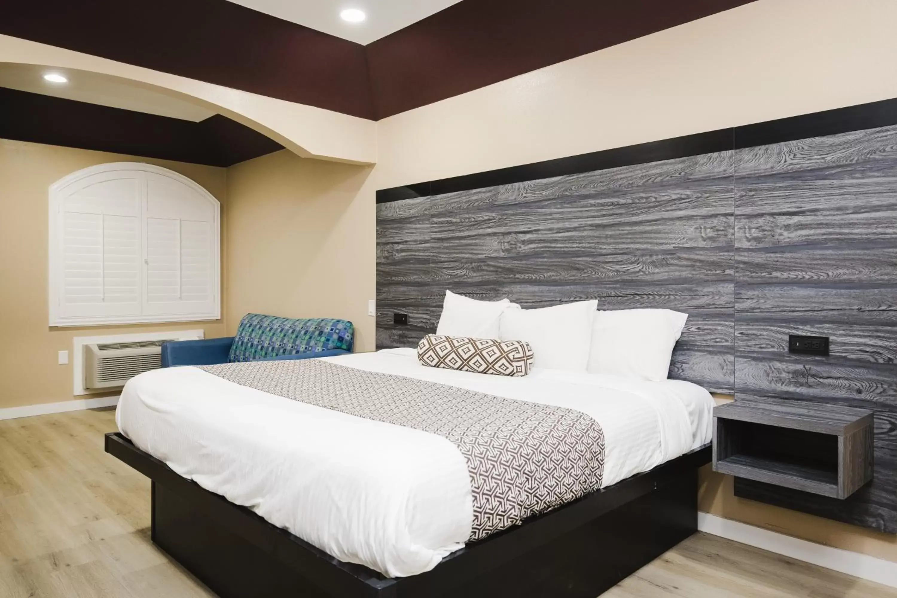 Bed in Sapphire Inn & Suites