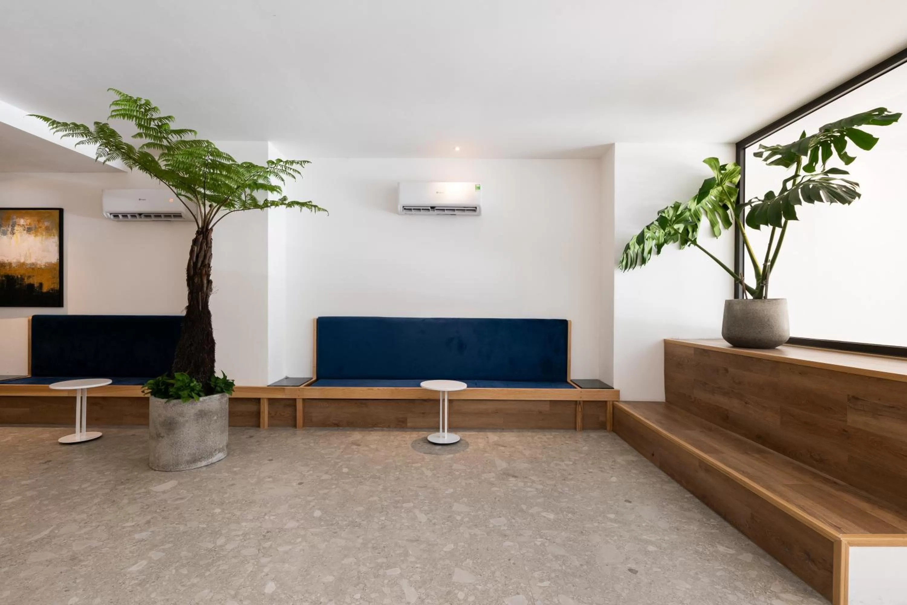 Communal lounge/ TV room in Haven Hut Hotel