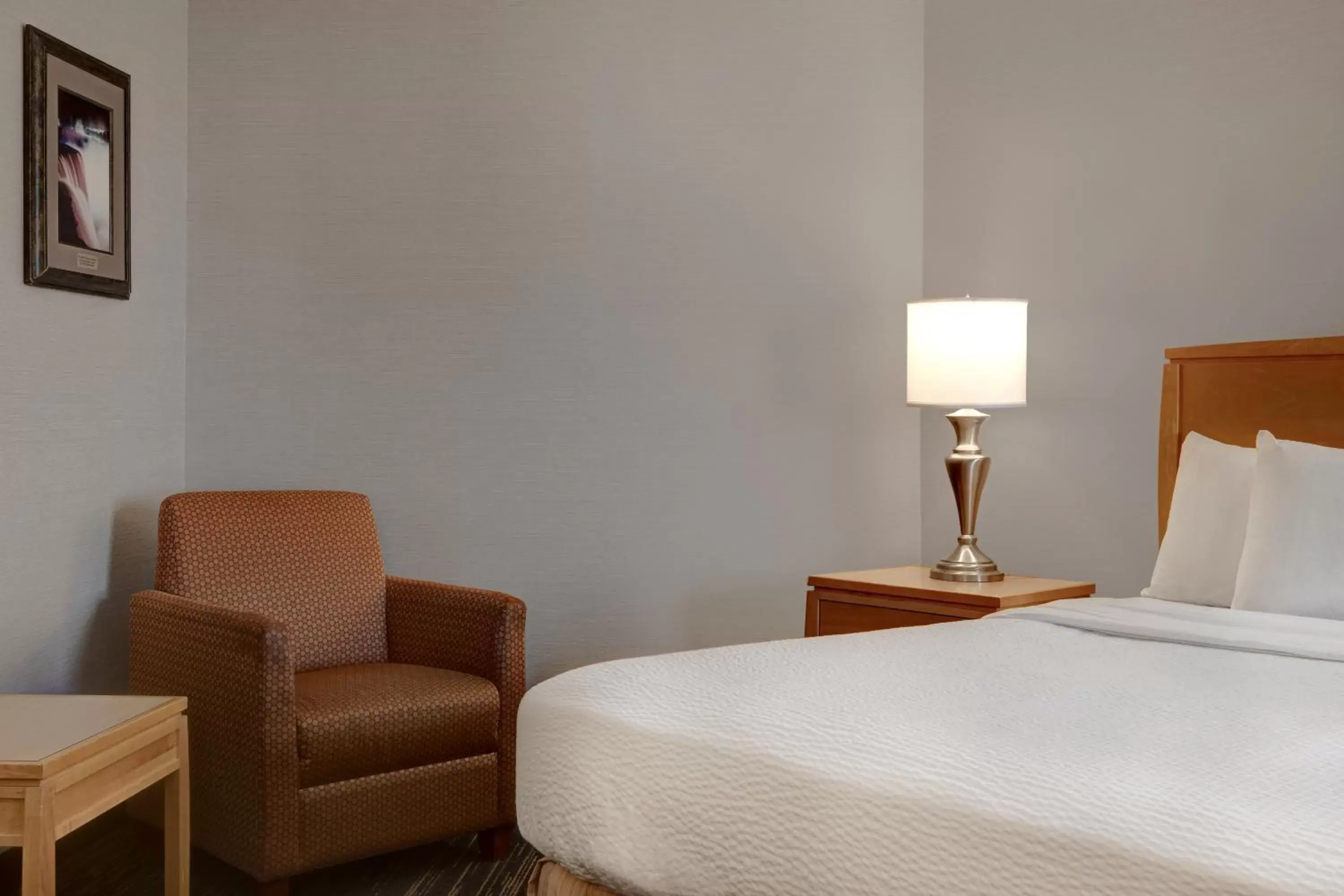 Bedroom, Bed in Days Inn by Wyndham Niagara Falls Near The Falls