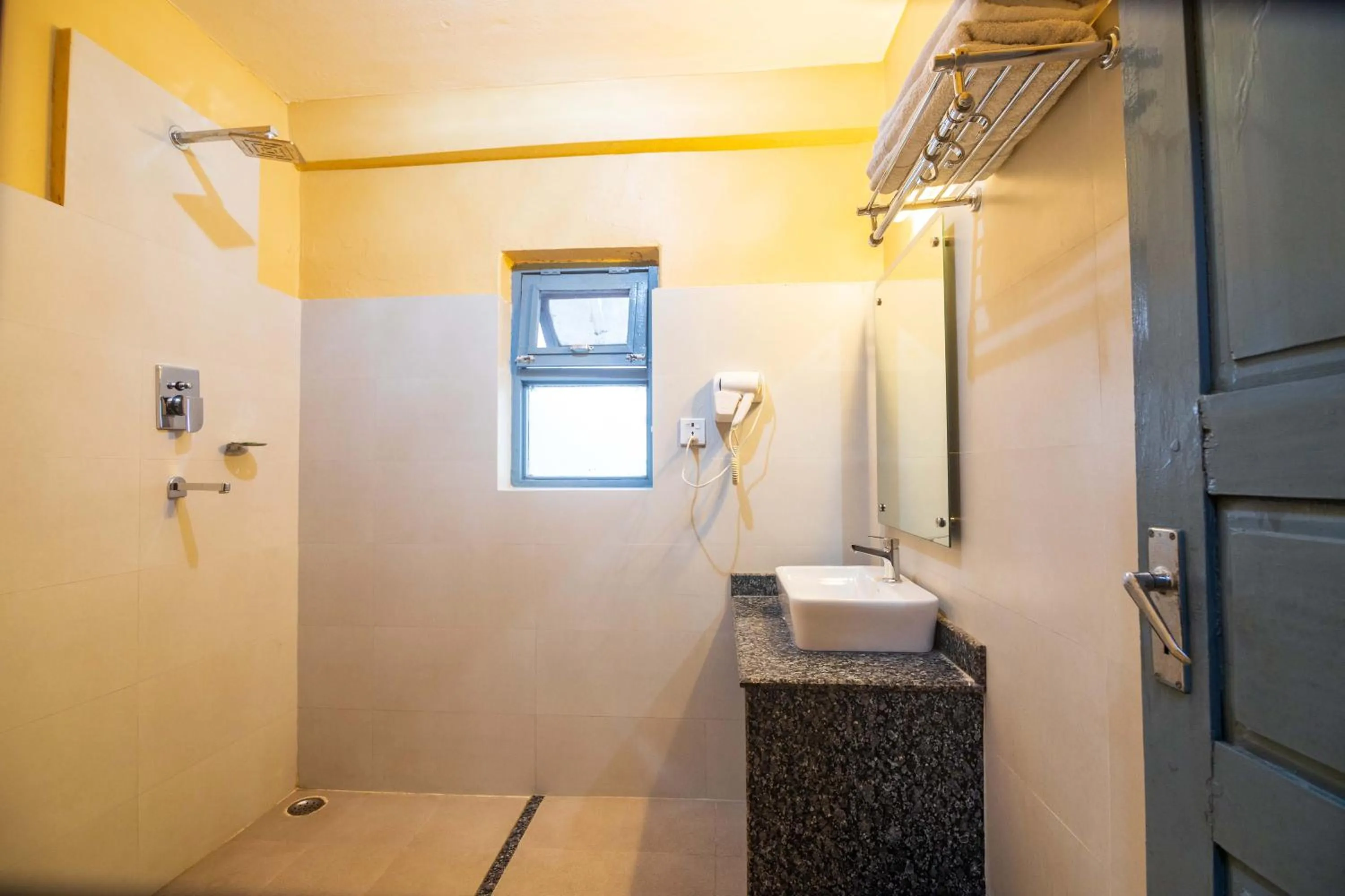 Bathroom in Hotel Silver Oaks Inn