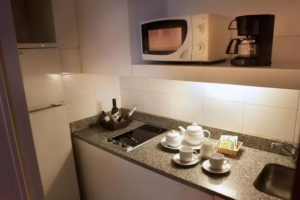 Kitchen or kitchenette, Kitchen/Kitchenette in Argenta Tower Hotel & Suites