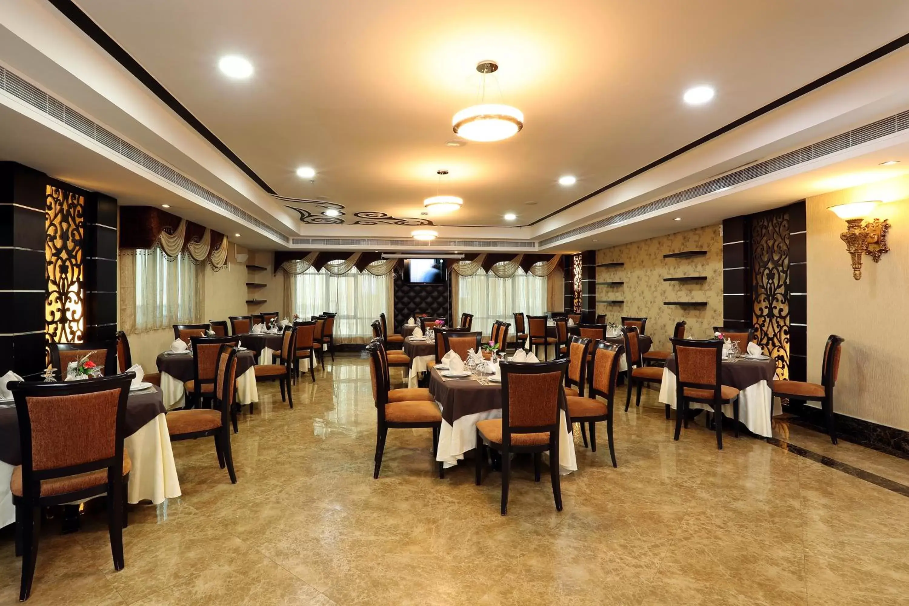 Restaurant/Places to Eat in Royal Grand Suite Hotel