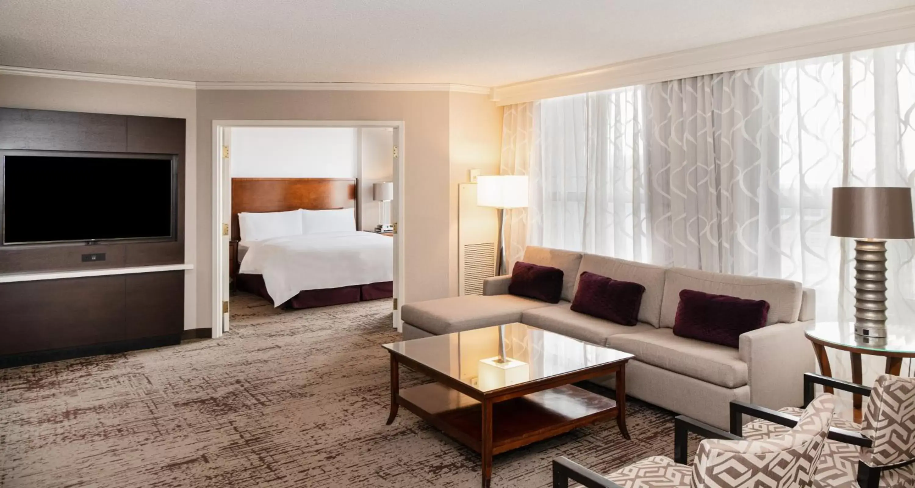 Bed, Seating Area in Chicago Marriott Suites Deerfield
