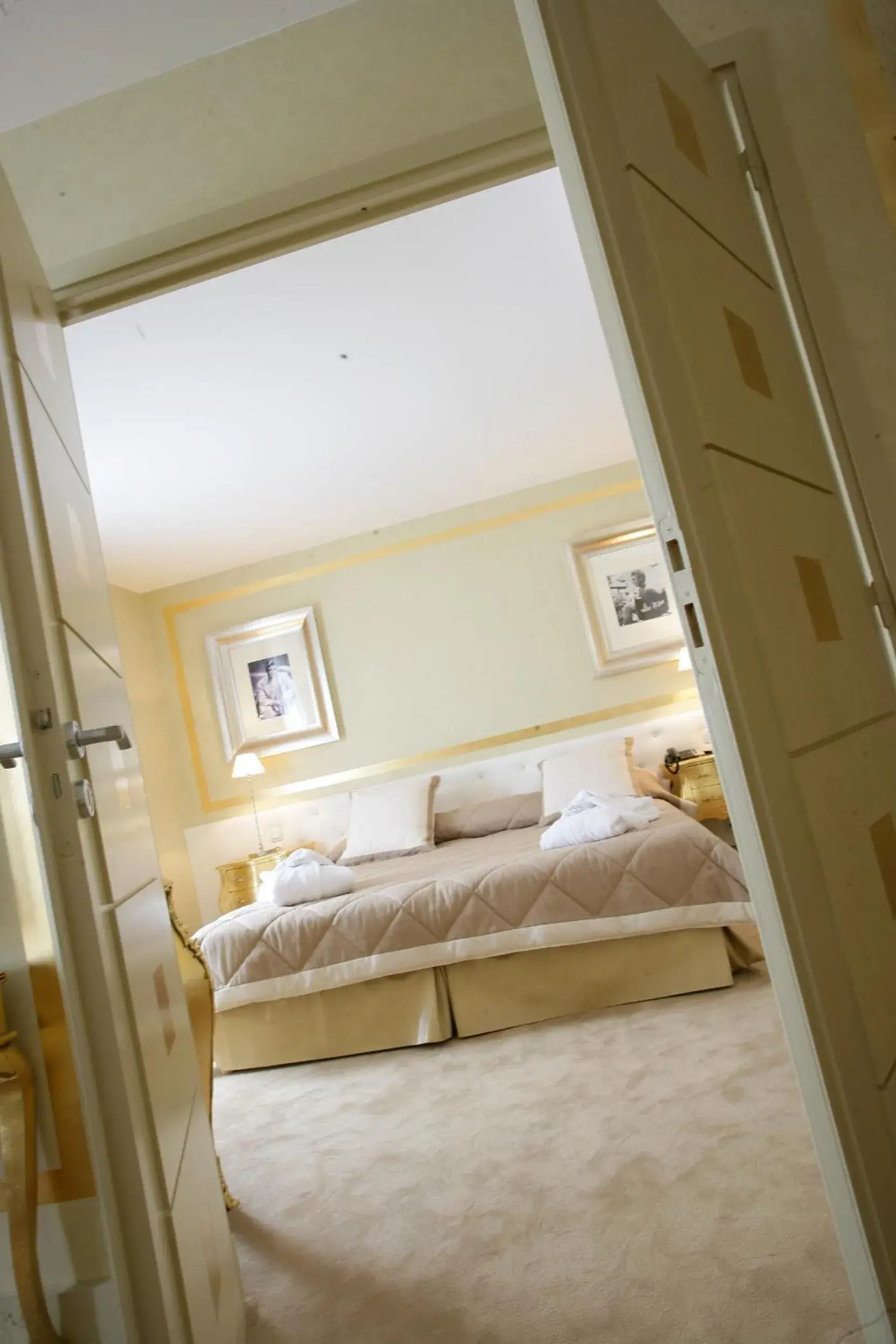 Bedroom, Bed in Hotel Renoir