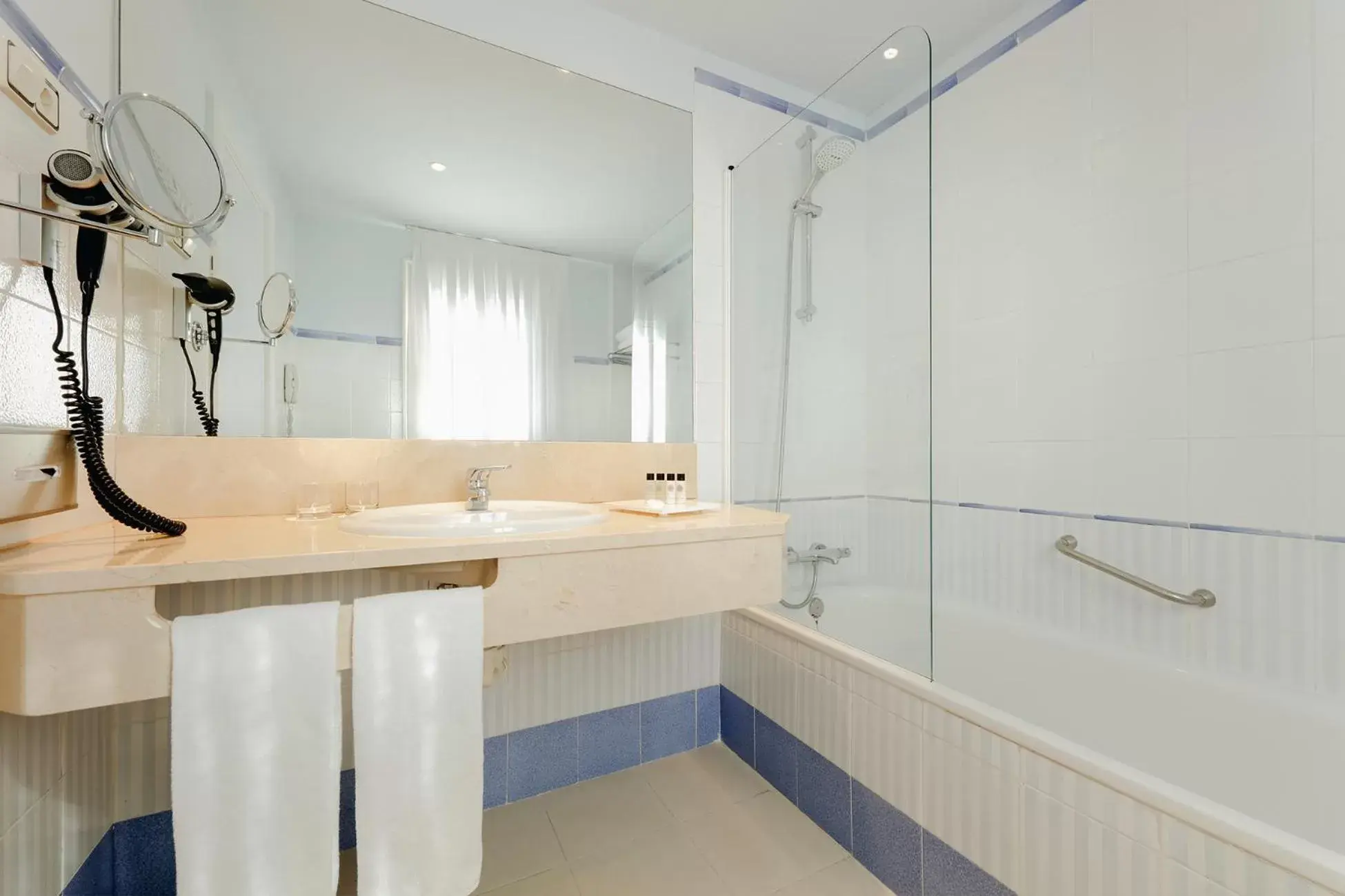 Bathroom in Abba Euskalduna Hotel