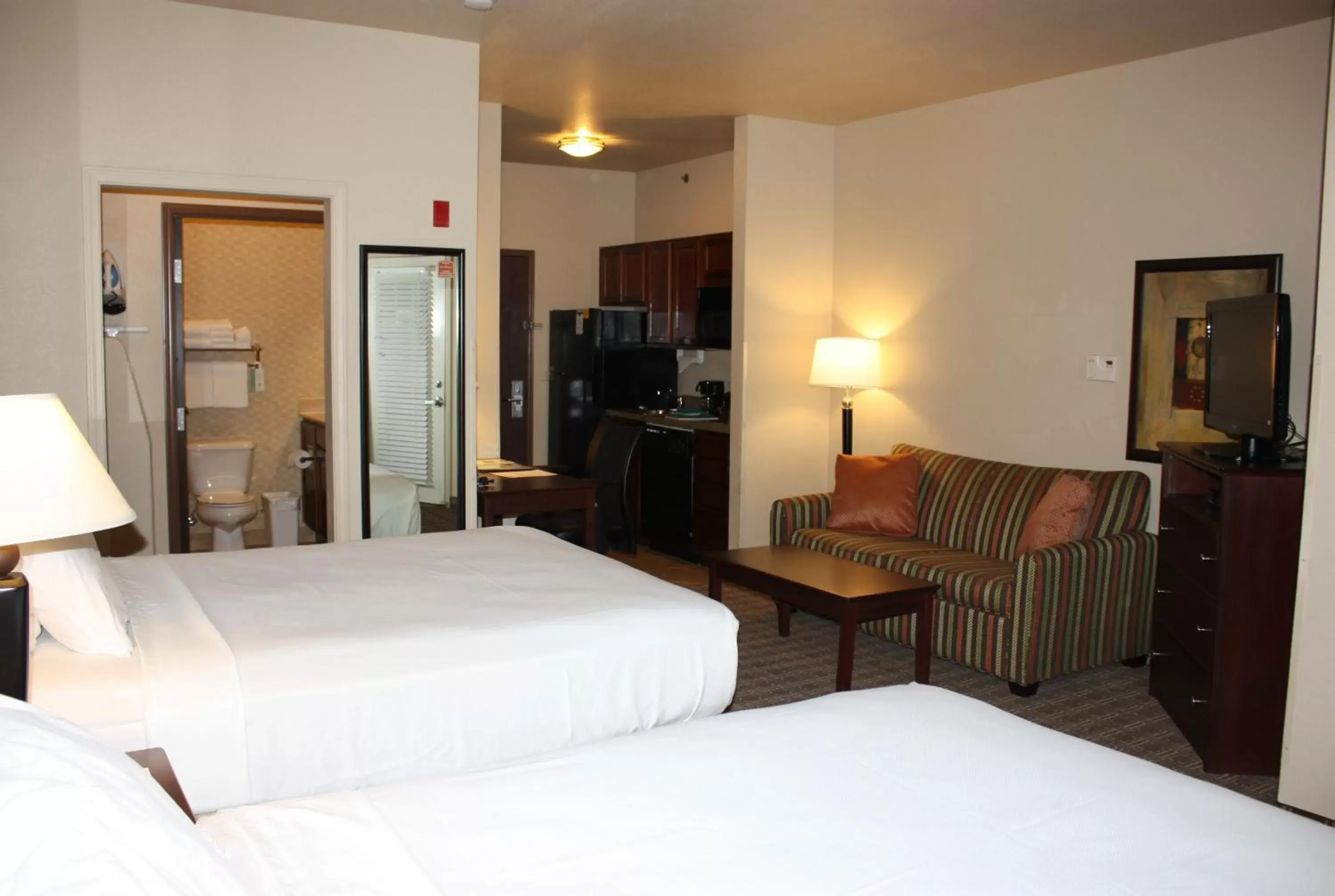 Photo of the whole room, Bed in MainStay Suites St Robert-Fort Leonard Wood