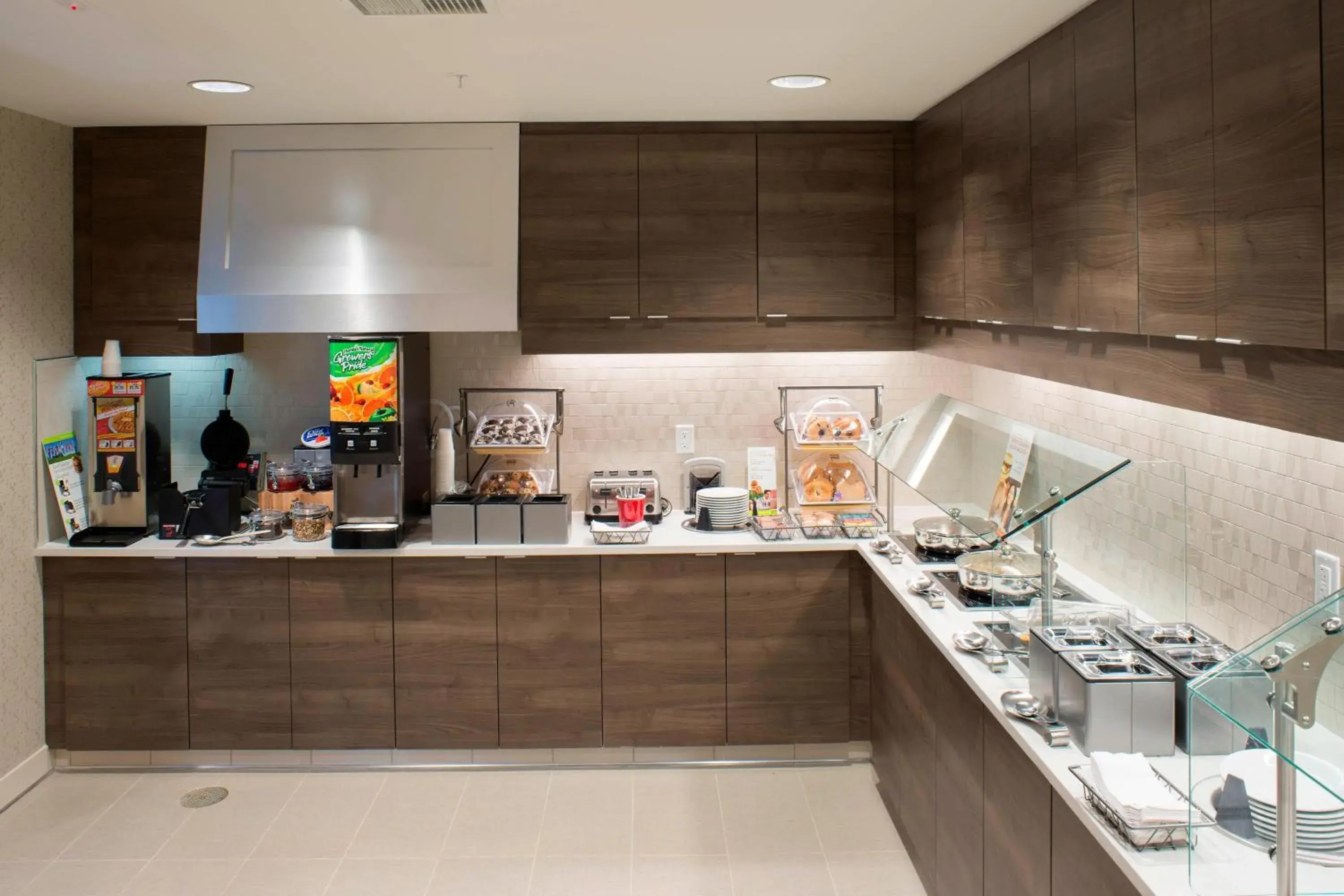 Breakfast, Kitchen/Kitchenette in Residence Inn by Marriott Albany Clifton Park