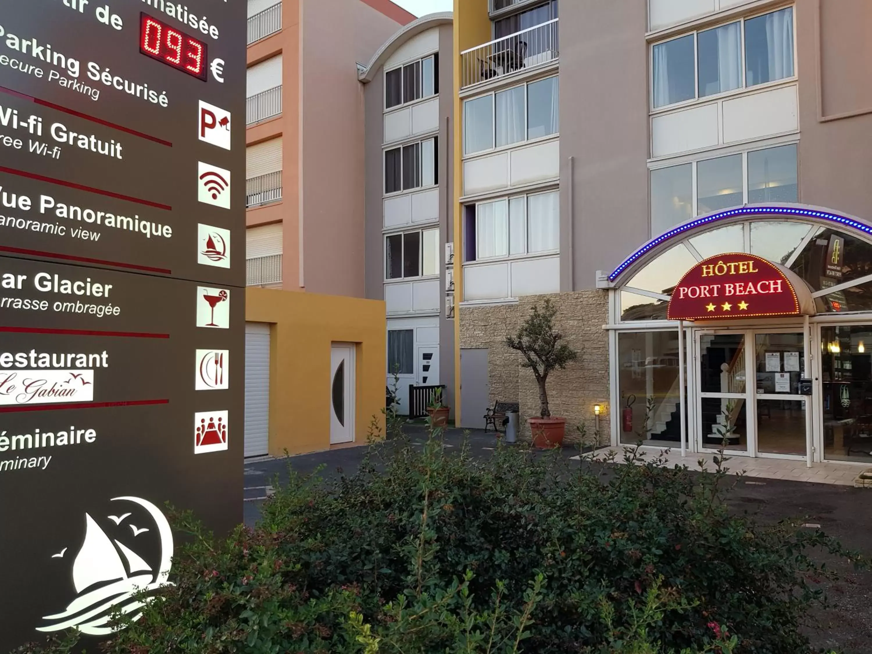 Facade/entrance, Property Building in Hôtel Port Beach