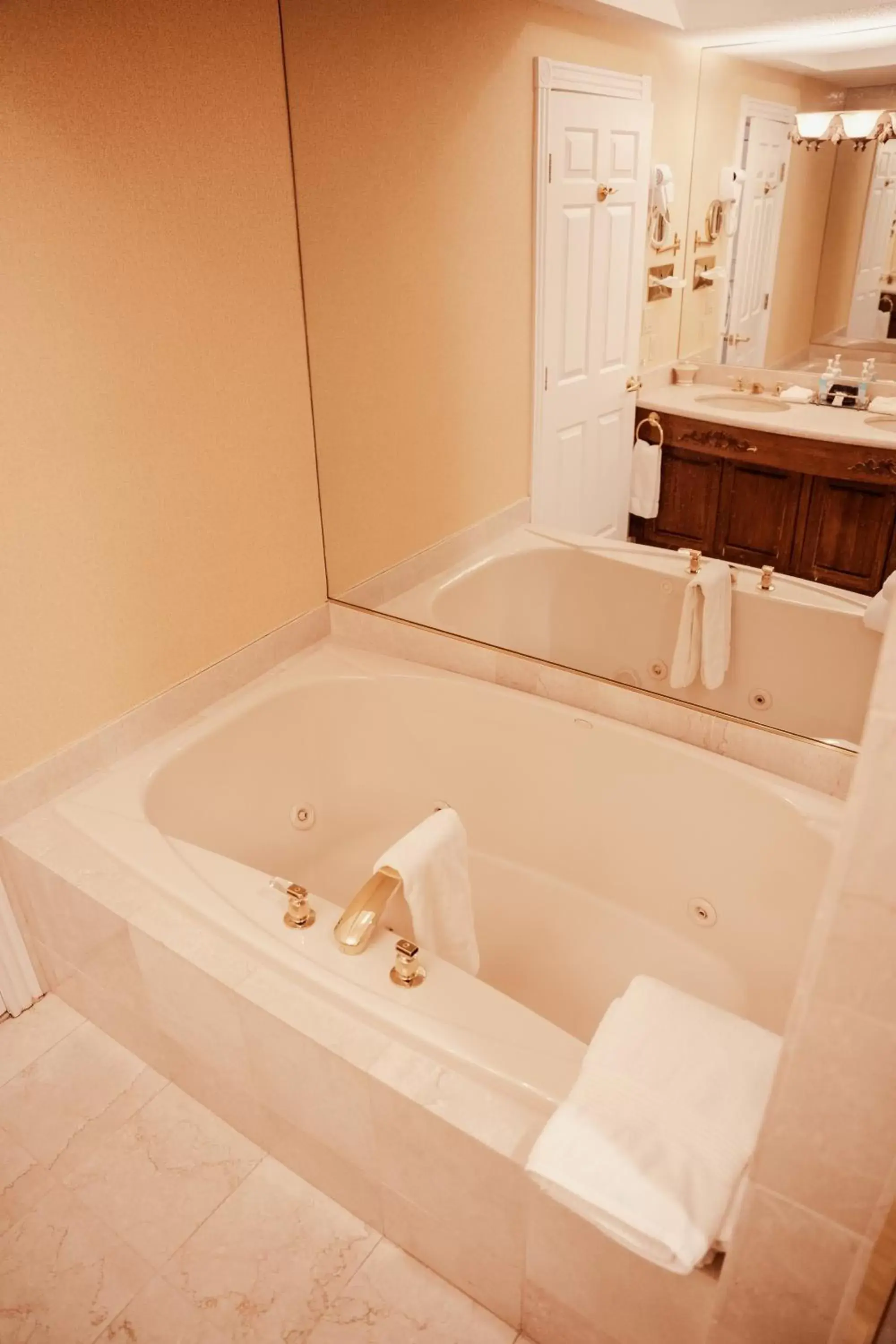 Hot Tub, Bathroom in Phoenix Inn Resort