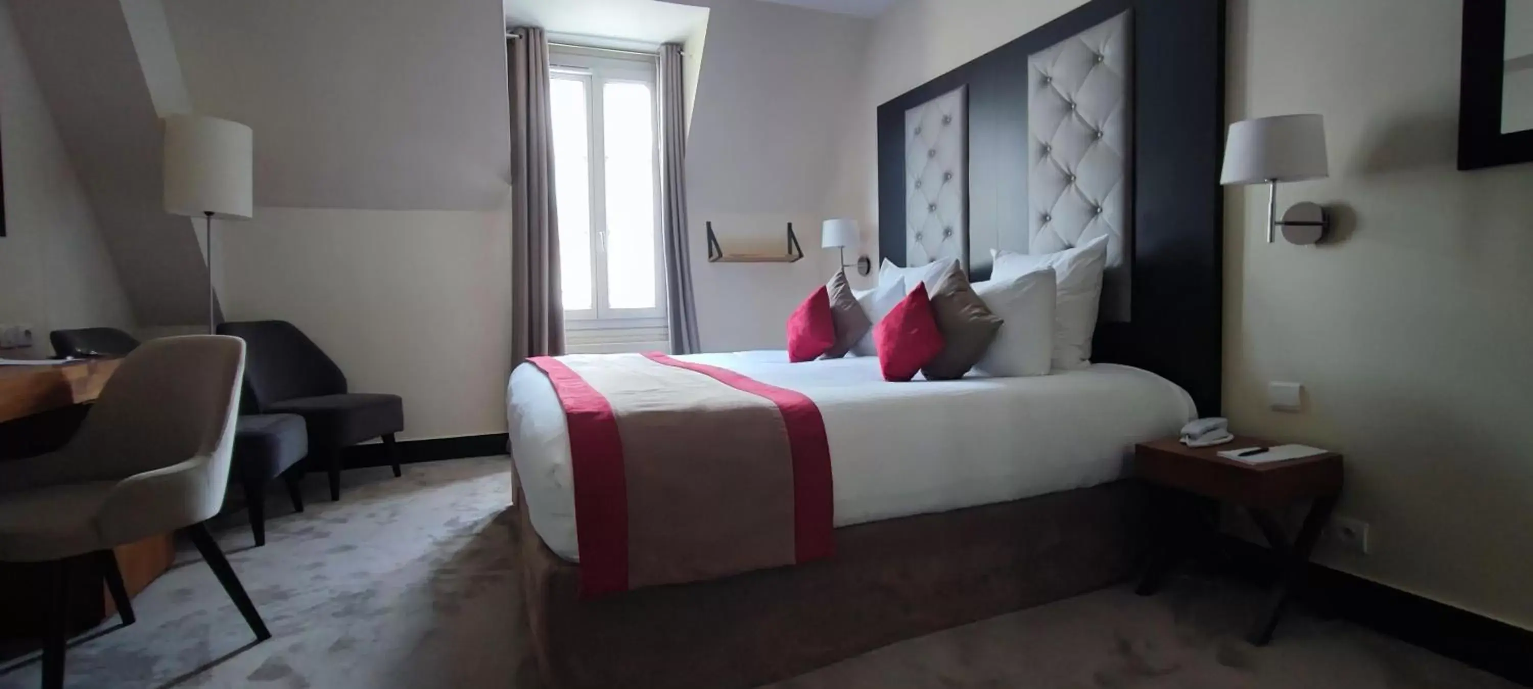 Bed in Hotel Elysées Bassano