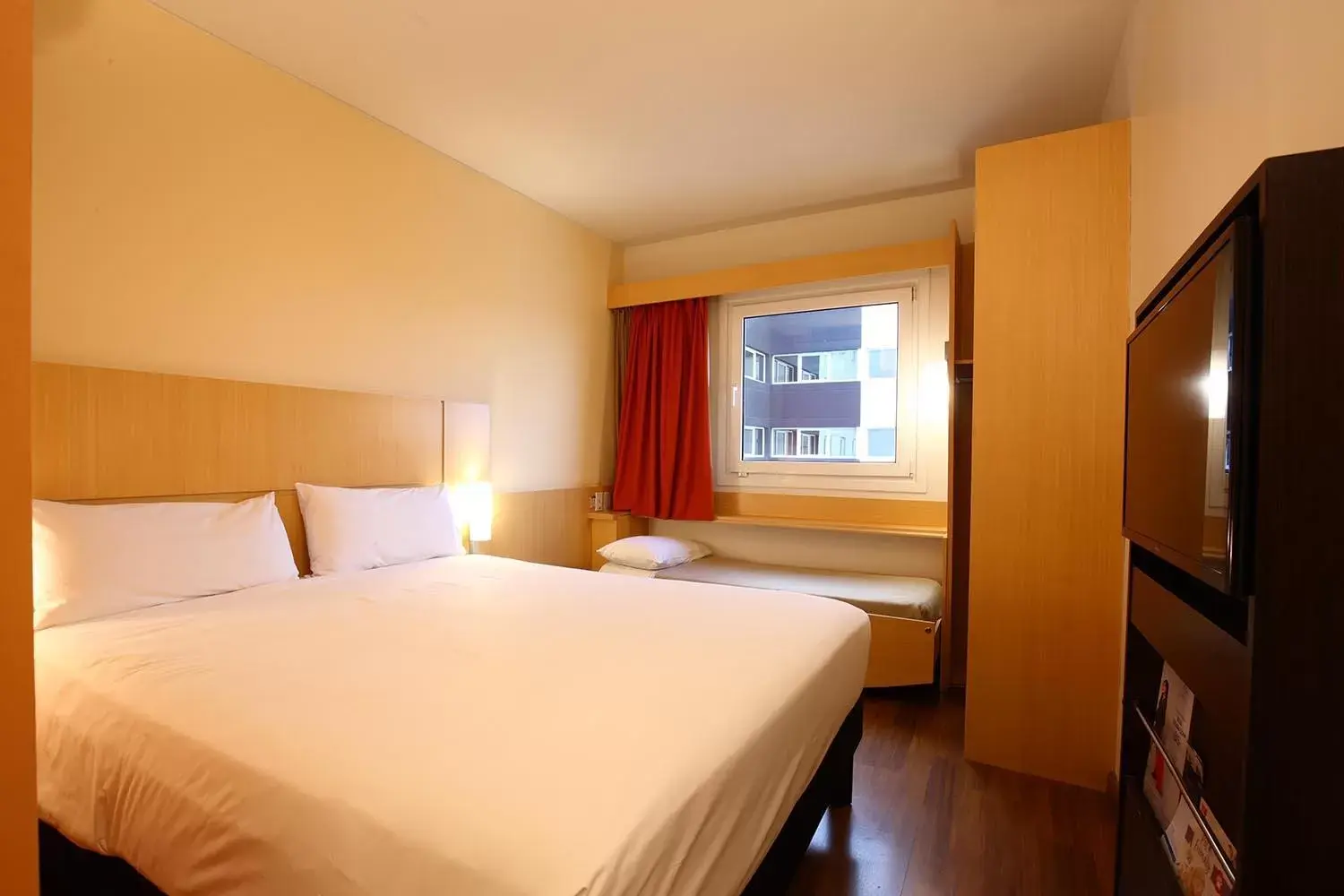 Photo of the whole room, Bed in ibis Buenos Aires Obelisco Photo of the whole room, Bed in ibis Buenos Aires Obelisco