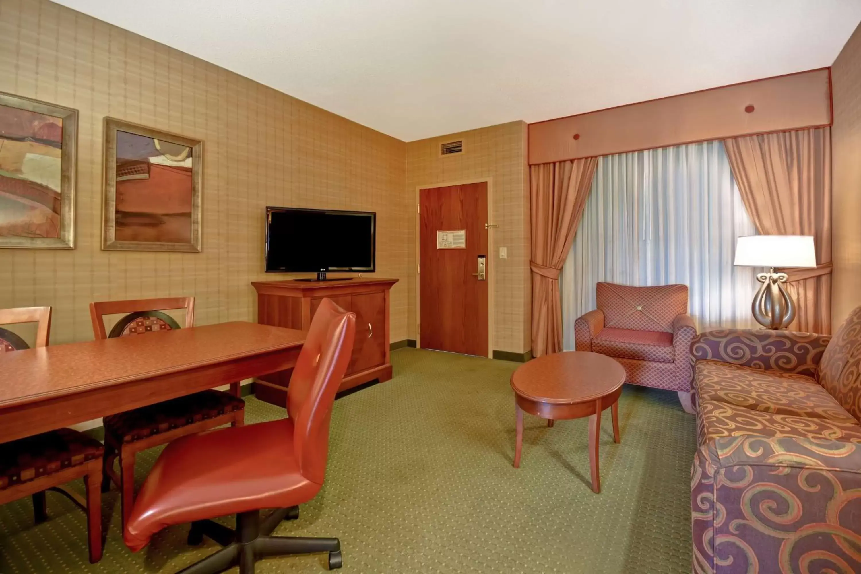 Living room, Seating Area in Embassy Suites Hot Springs - Hotel & Spa