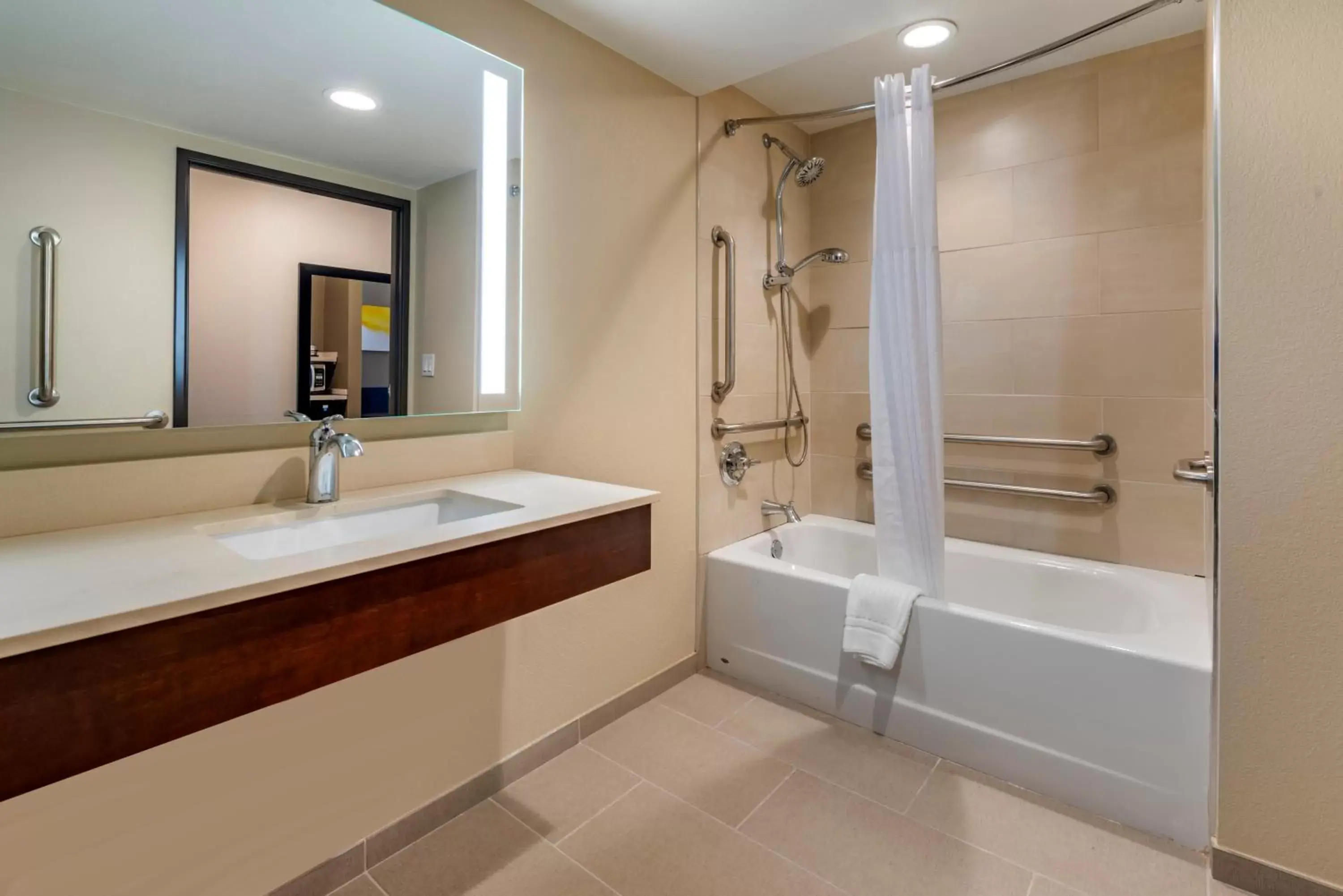 Bathroom in Comfort Suites Broomfield-Boulder/Interlocken
