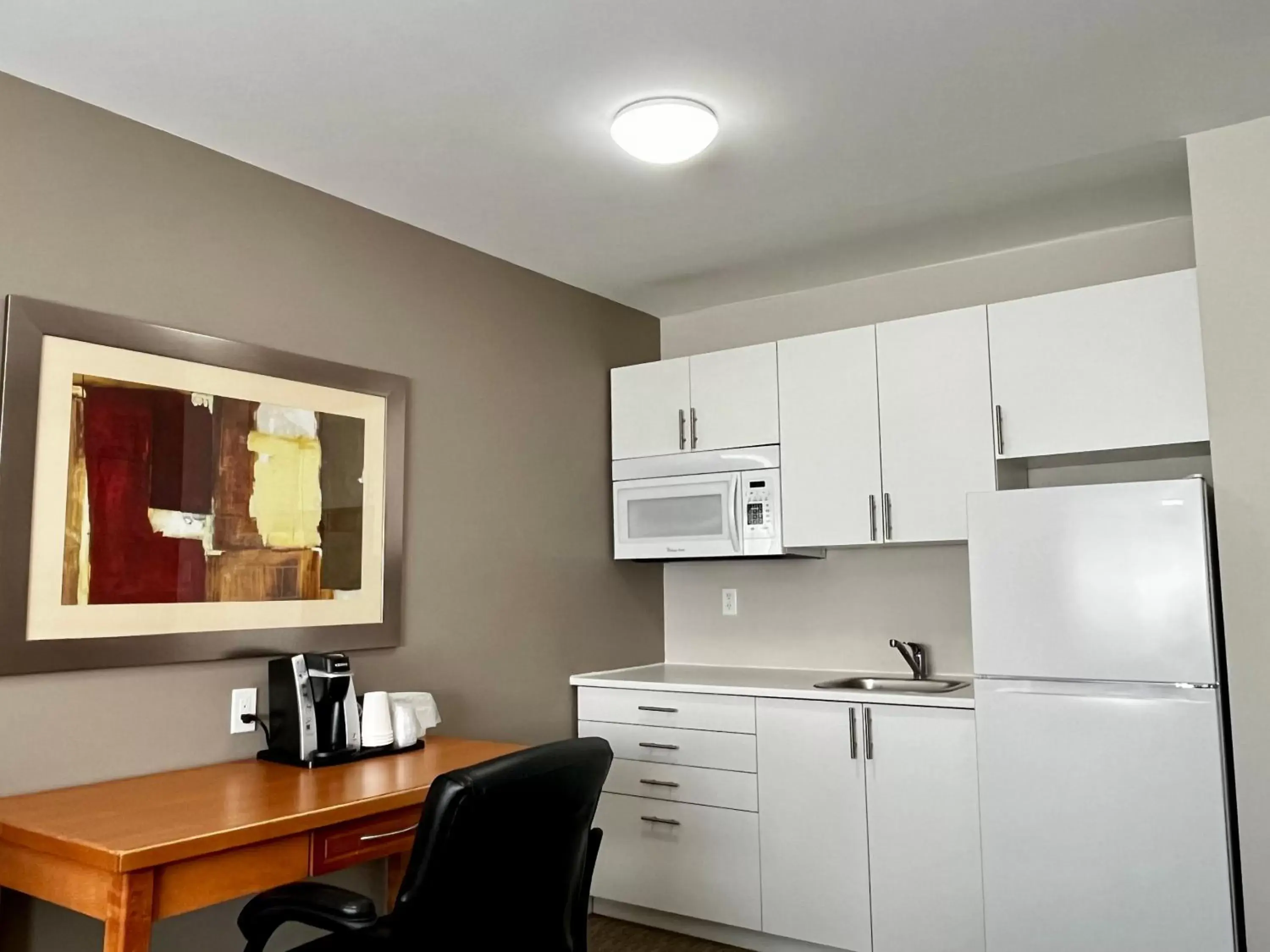 Coffee/tea facilities, Kitchen/Kitchenette in Anavada Inn & Suites - Prince George