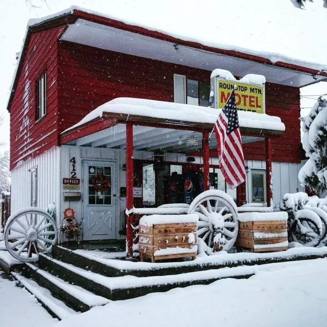 Facade/entrance, Winter in Roundtop Mountain Vista - Cabins and Motel