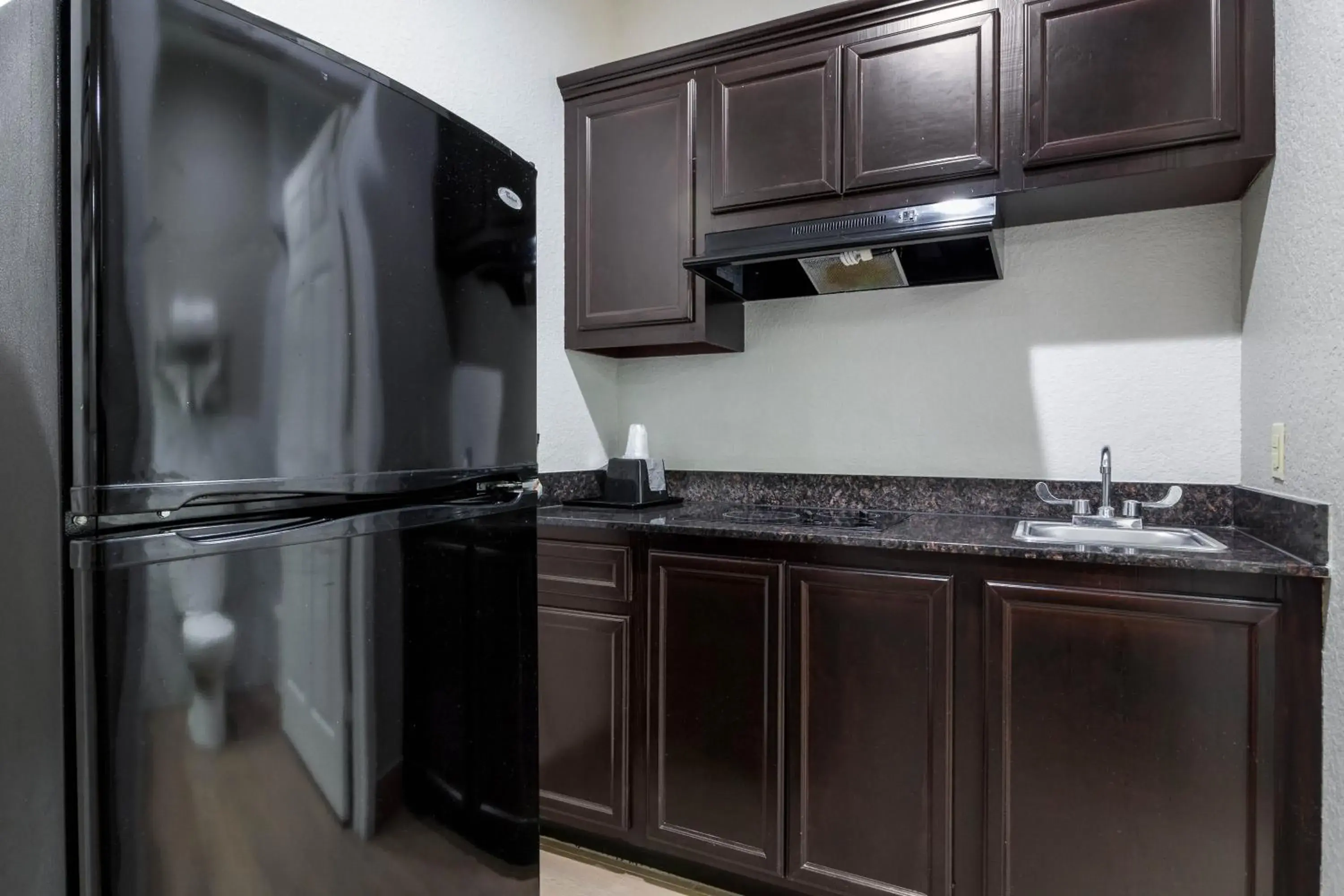 Kitchen or kitchenette, Kitchen/Kitchenette in Scottish Inn and Suites Baytown