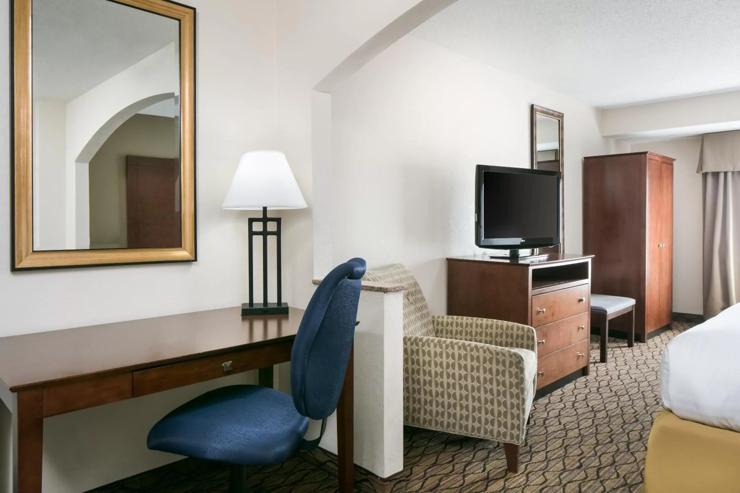 TV and multimedia, TV/Entertainment Center in Holiday Inn Express & Suites Clinton, an IHG Hotel