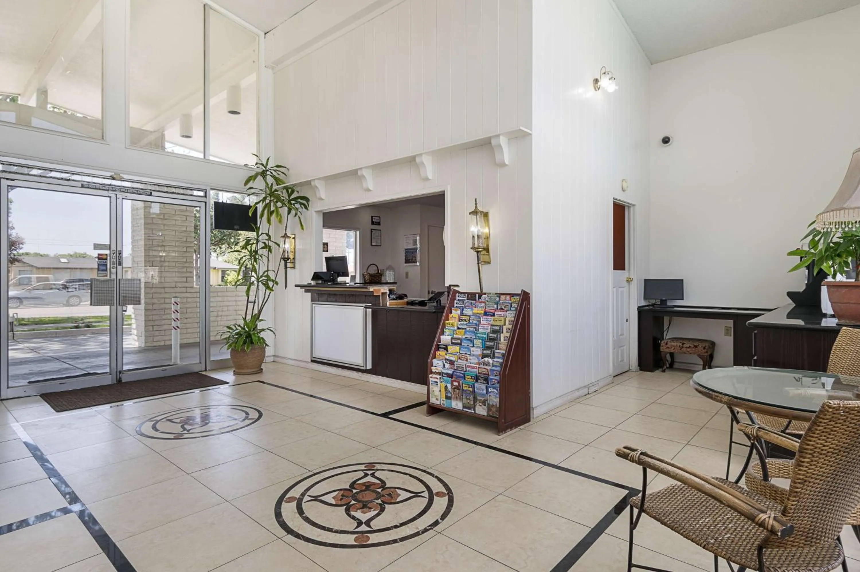 Communal lounge/ TV room in Motel 6-Santa Maria, CA - South