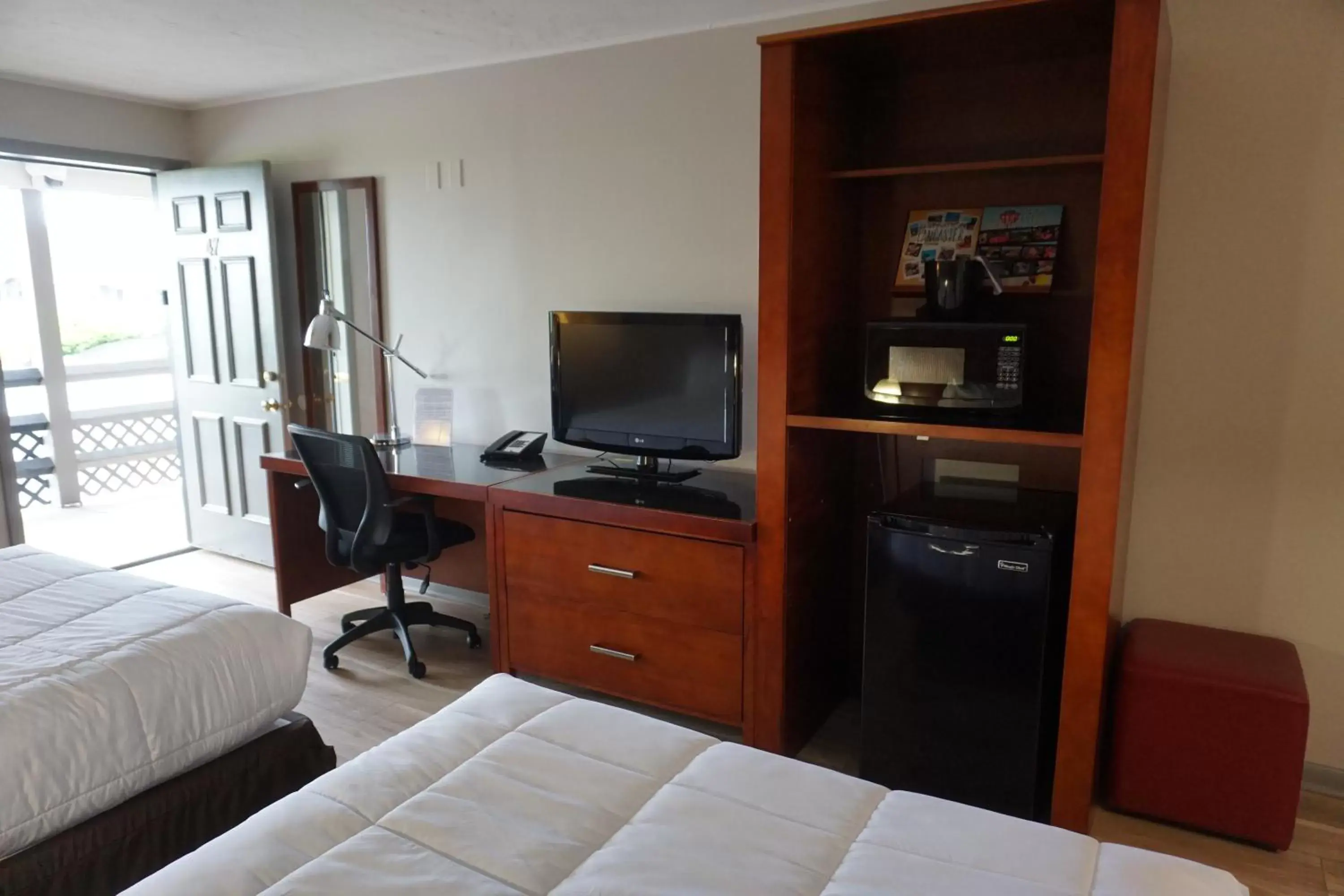 hair dresser, TV/Entertainment Center in Harvest Drive Family Inn - Renovated Rooms