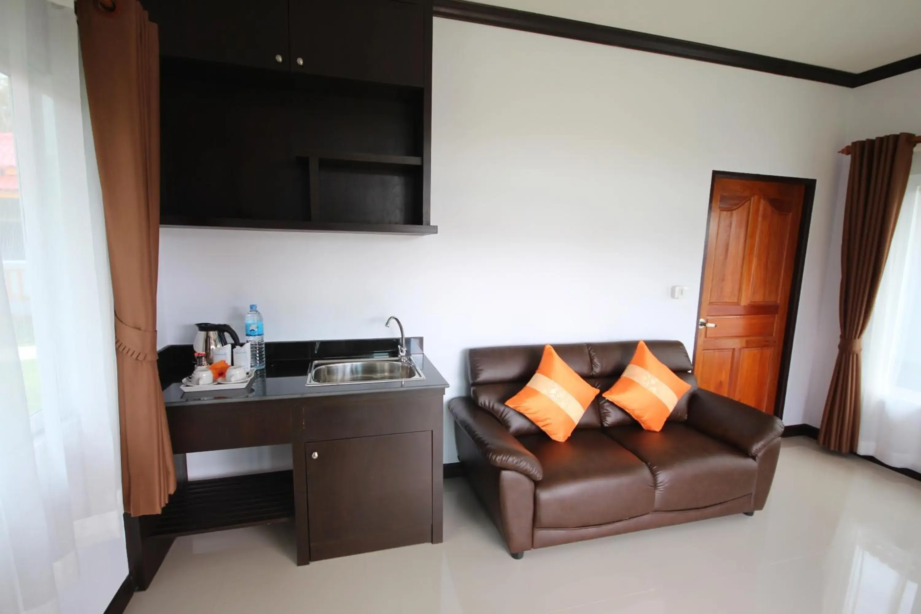 Coffee/tea facilities, Kitchen/Kitchenette in Lanta Lapaya Resort