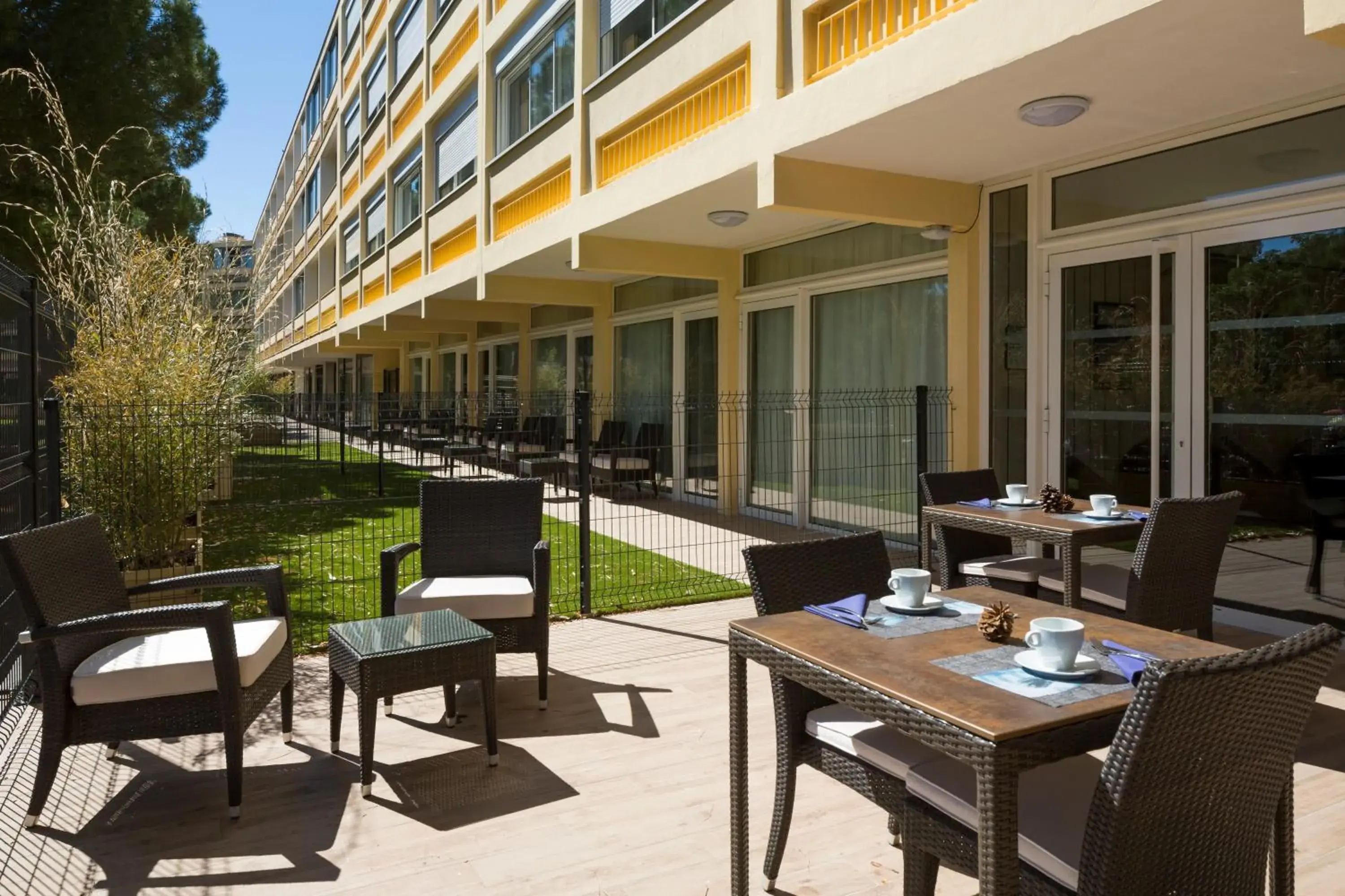 Patio, Restaurant/Places to Eat in Operalia Hotel les Pins