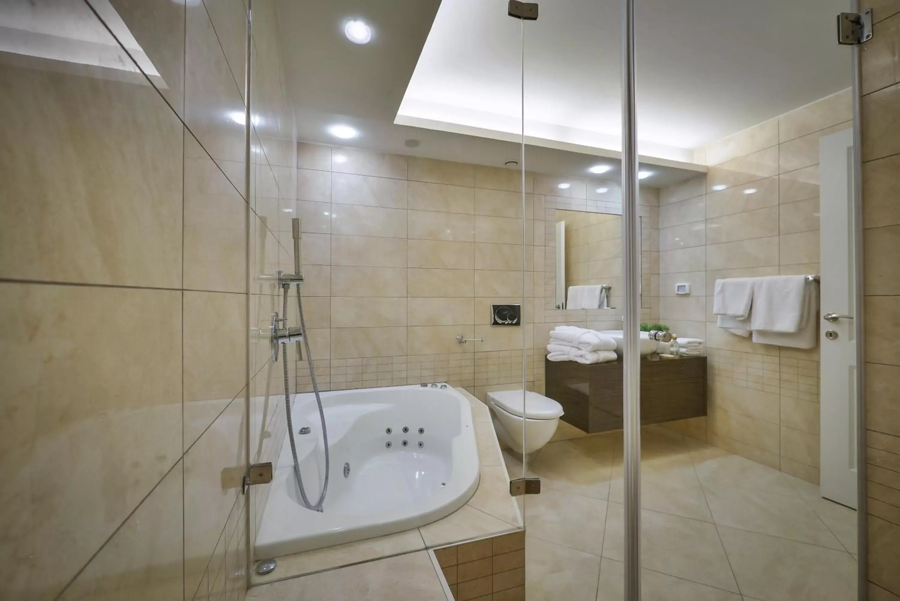 Hot Tub, Bathroom in 21st Floor Hotel