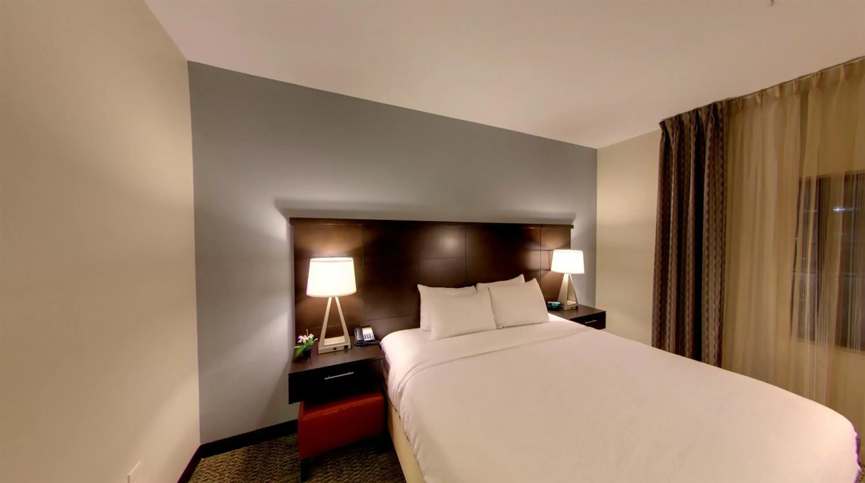 Photo of the whole room, Bed in Staybridge Suites Ann Arbor - Research Parkway, an IHG Hotel