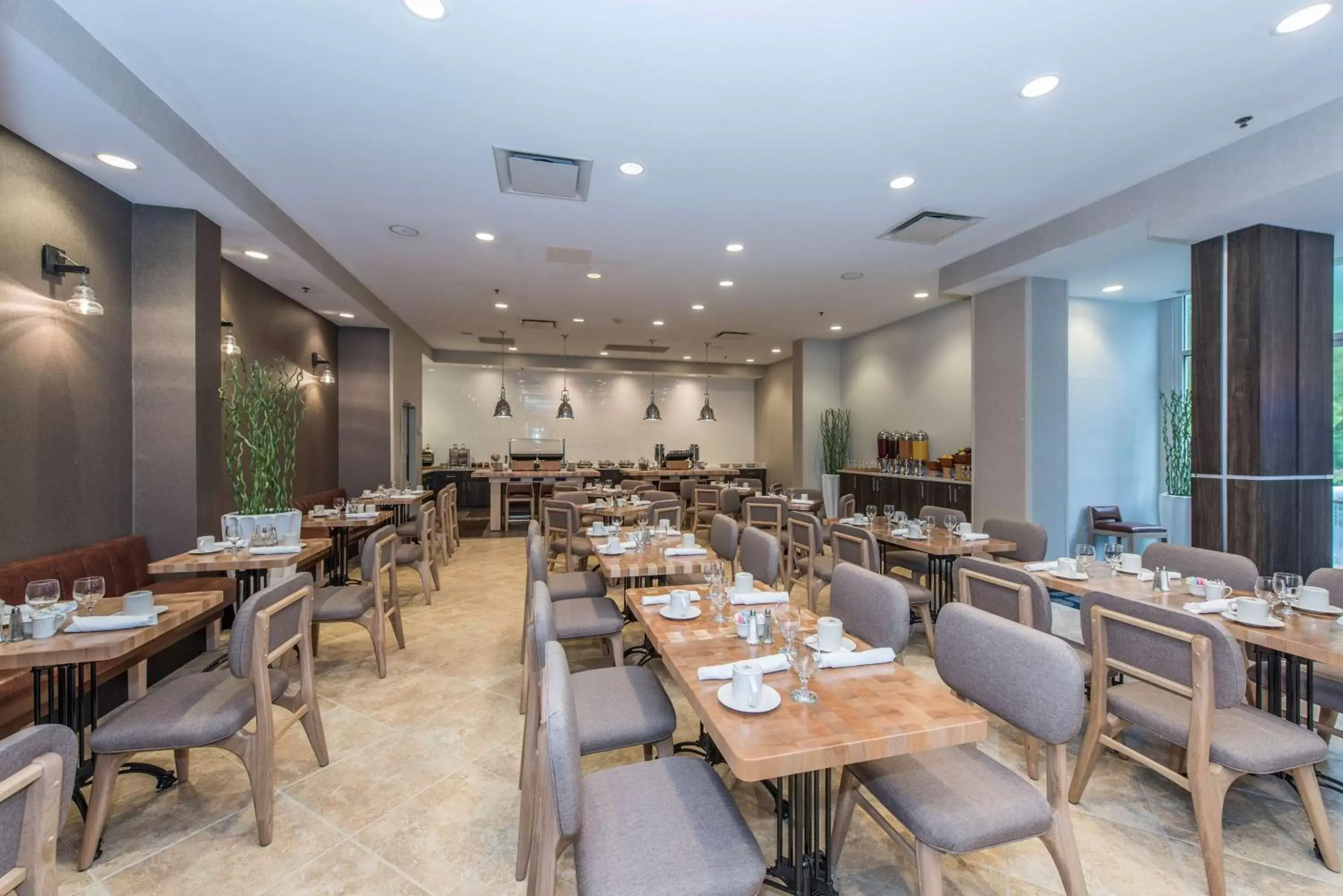 Dining area, Restaurant/Places to Eat in DoubleTree by Hilton North Charleston - Convention Center