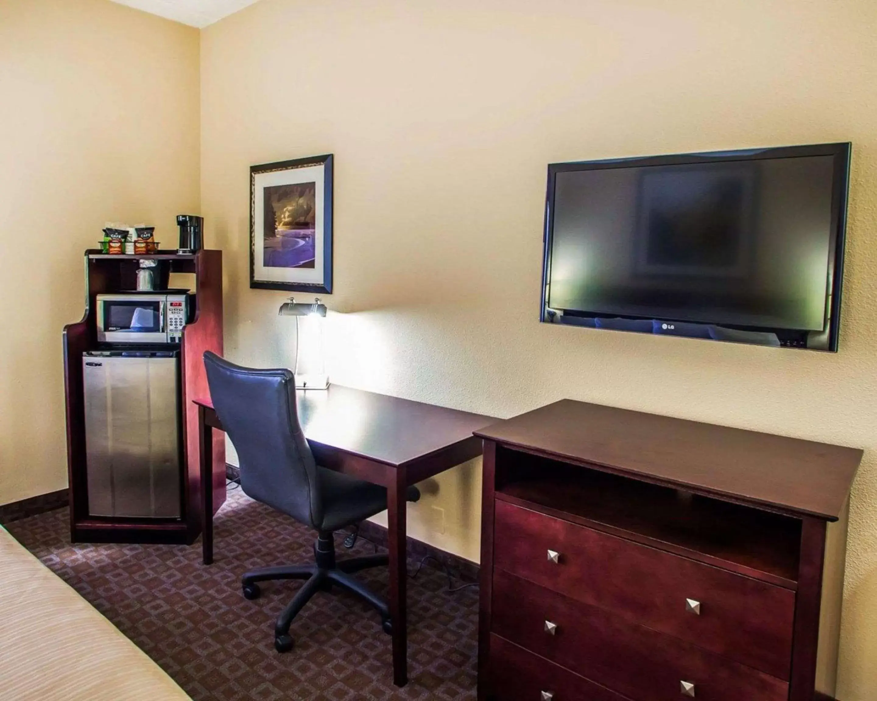 Bedroom, TV/Entertainment Center in Quality Inn & Suites Peoria