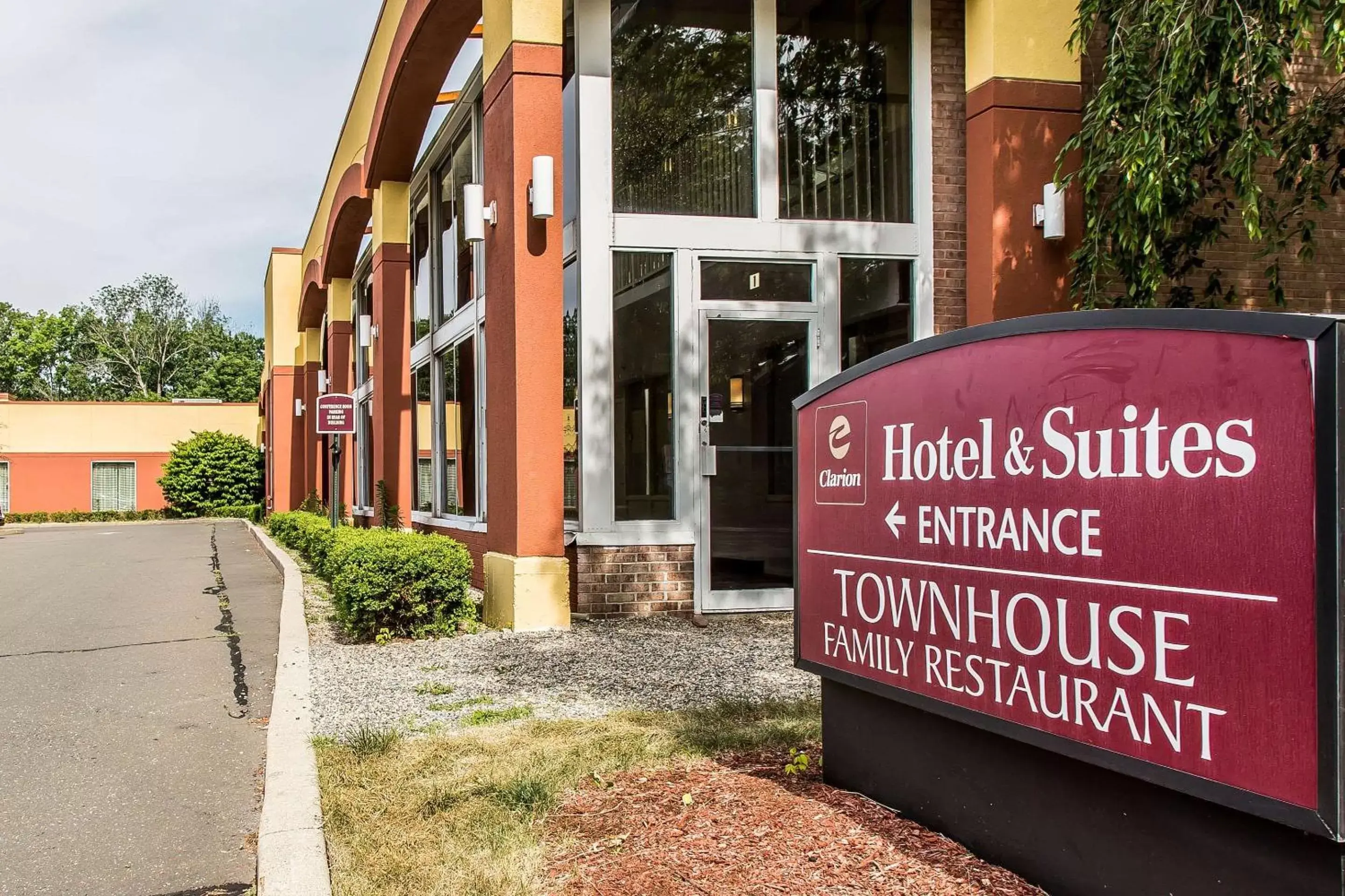 Property building in Clarion Hotel & Suites Hamden - New Haven Property building in Clarion Hotel & Suites Hamden - New Haven