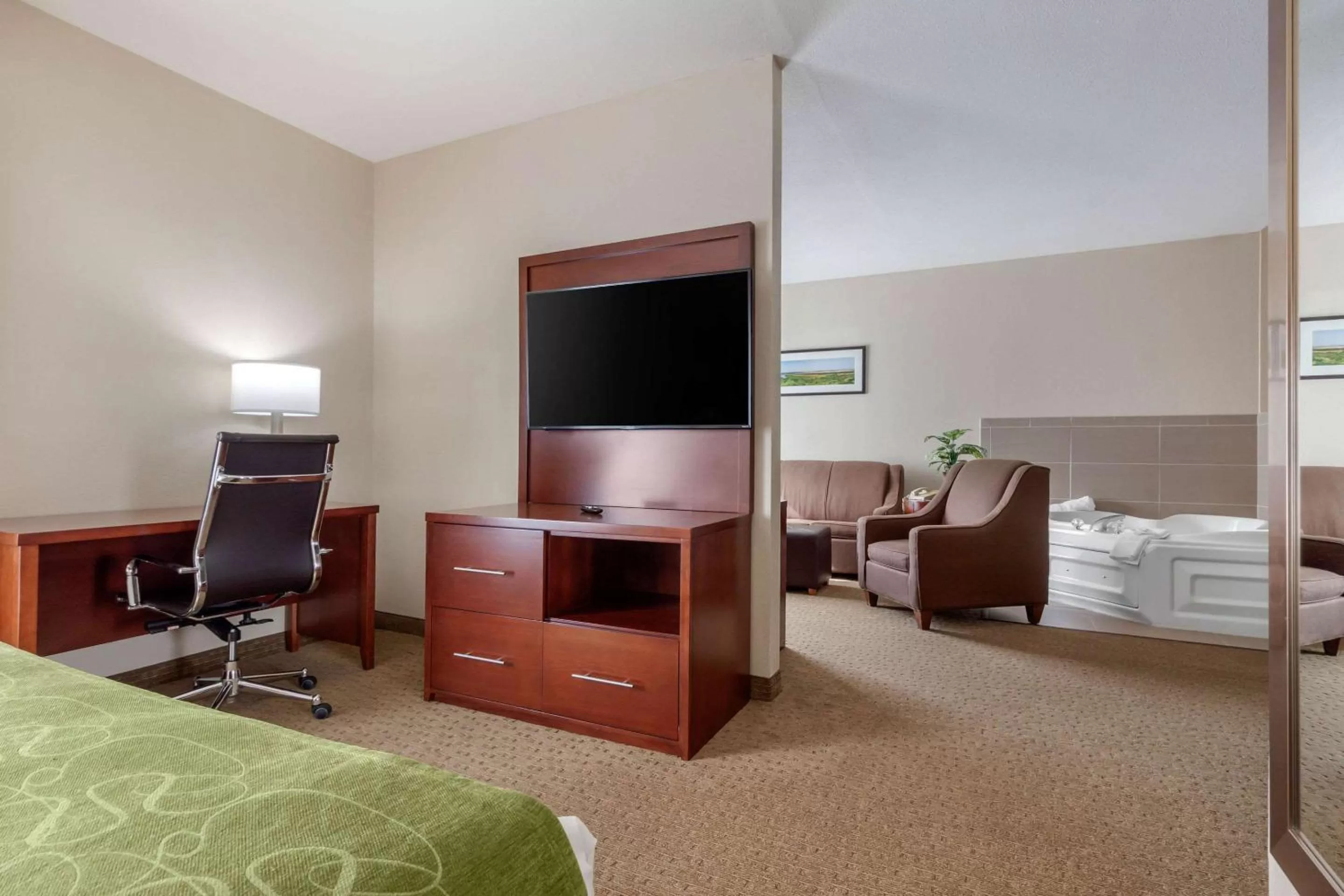 Photo of the whole room, Bed in Comfort Suites Omaha East-Council Bluffs