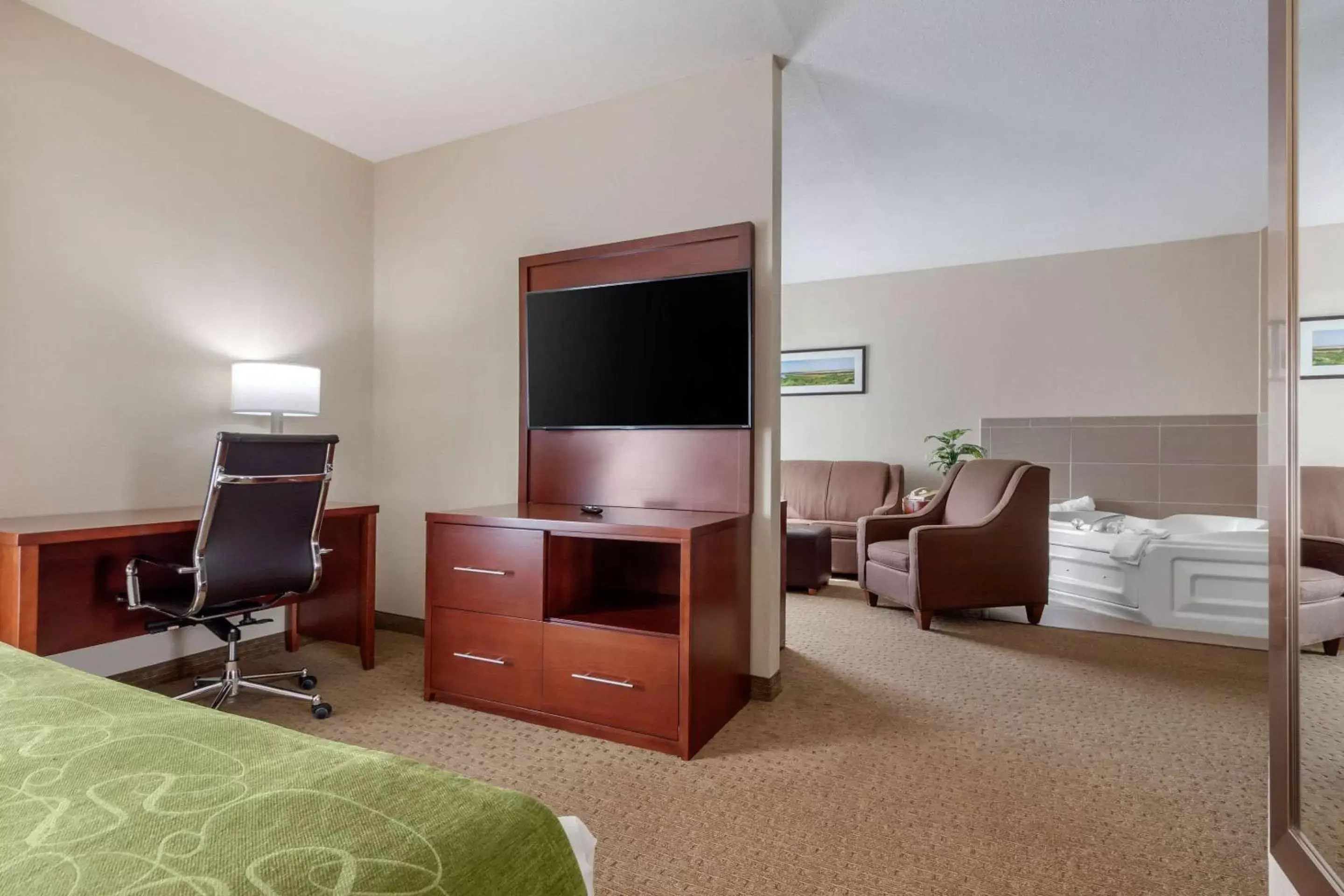 Photo of the whole room, TV/Entertainment Center in Comfort Suites Omaha East-Council Bluffs