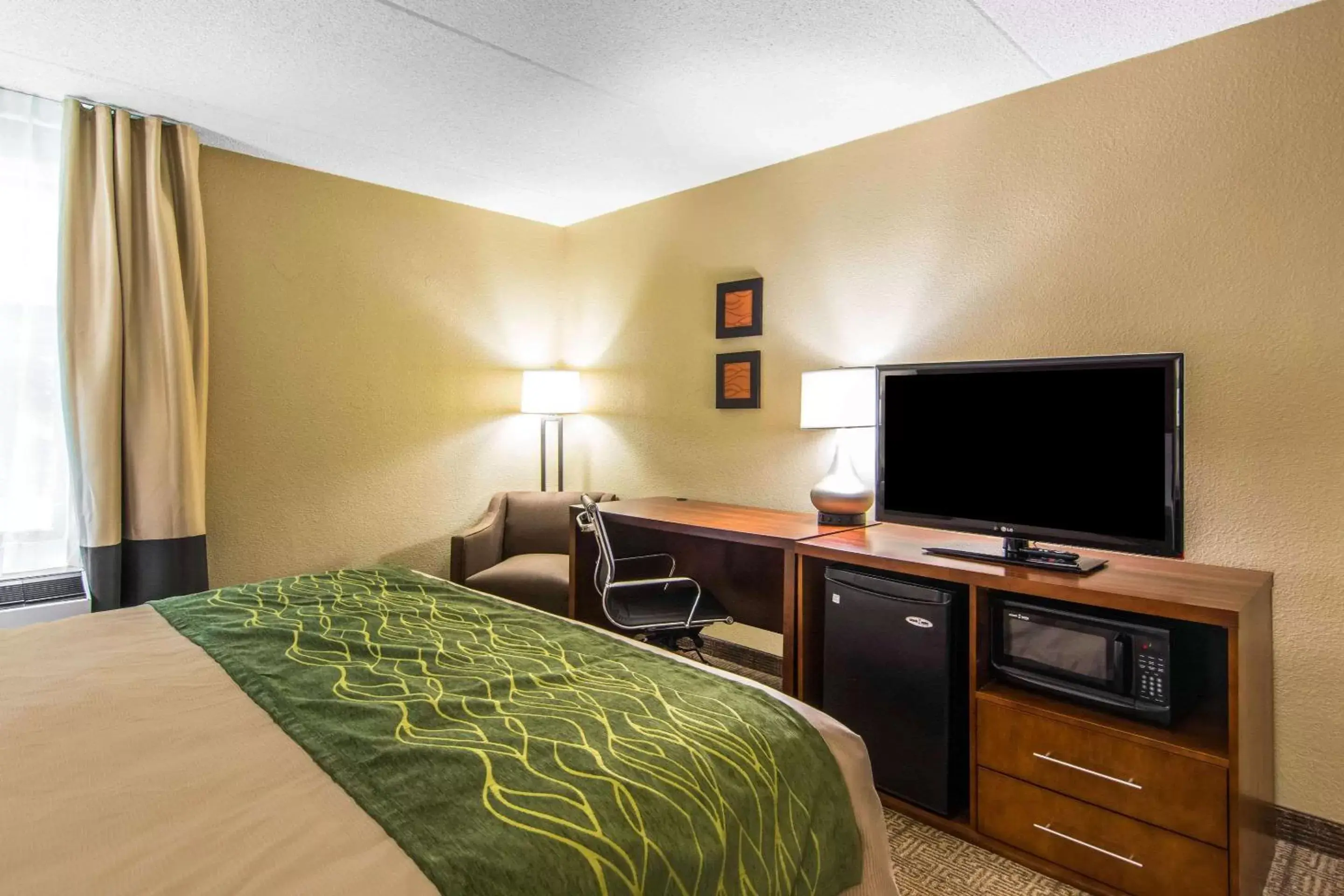 Photo of the whole room, TV/Entertainment Center in Comfort Inn Newport News Williamsburg East