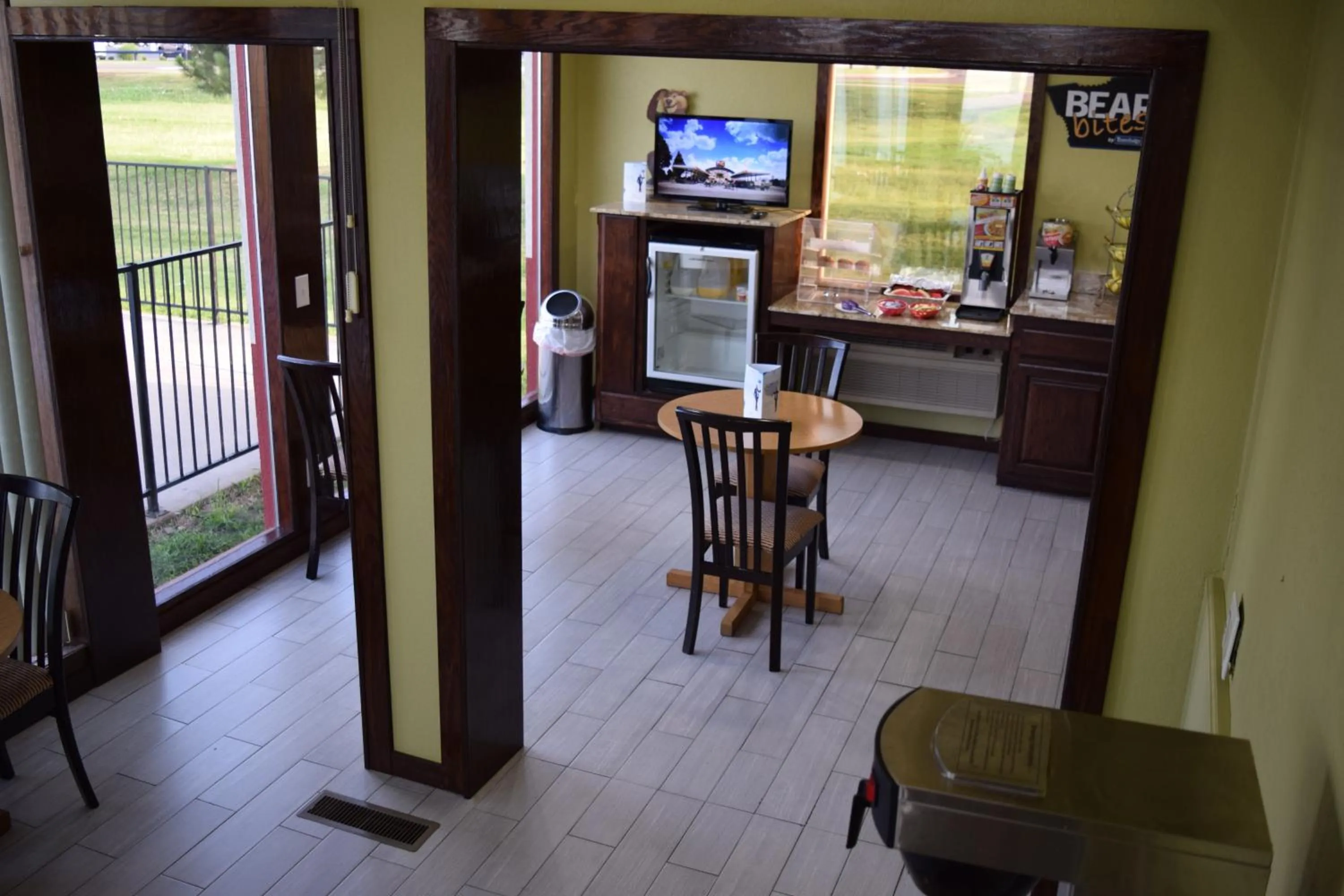 Food and drinks in Travelodge Inn & Suites by Wyndham Norman