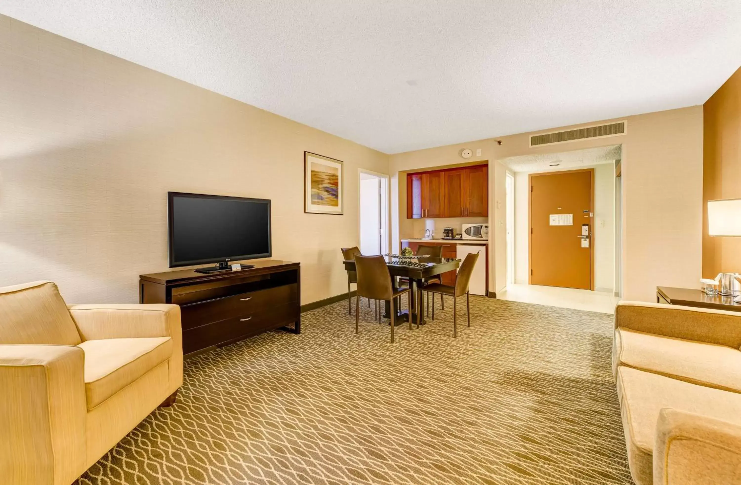 Living room, TV/Entertainment Center in Hotel Fera Anaheim, a DoubleTree by Hilton Hotel