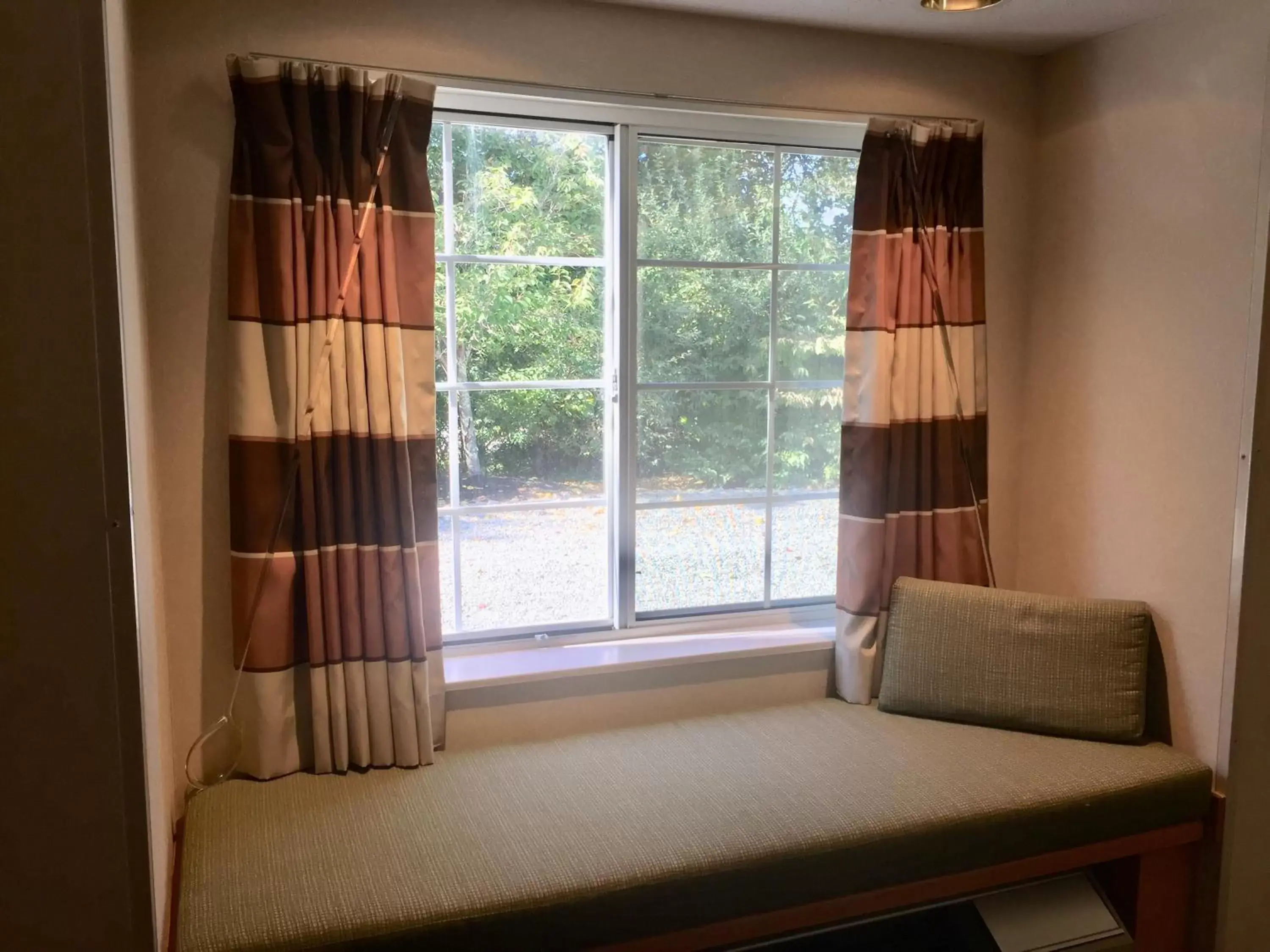 Seating area, Bed in Microtel Inn & Suites by Wyndham Uncasville Casino Area Seating area, Bed in Microtel Inn & Suites by Wyndham Uncasville Casino Area