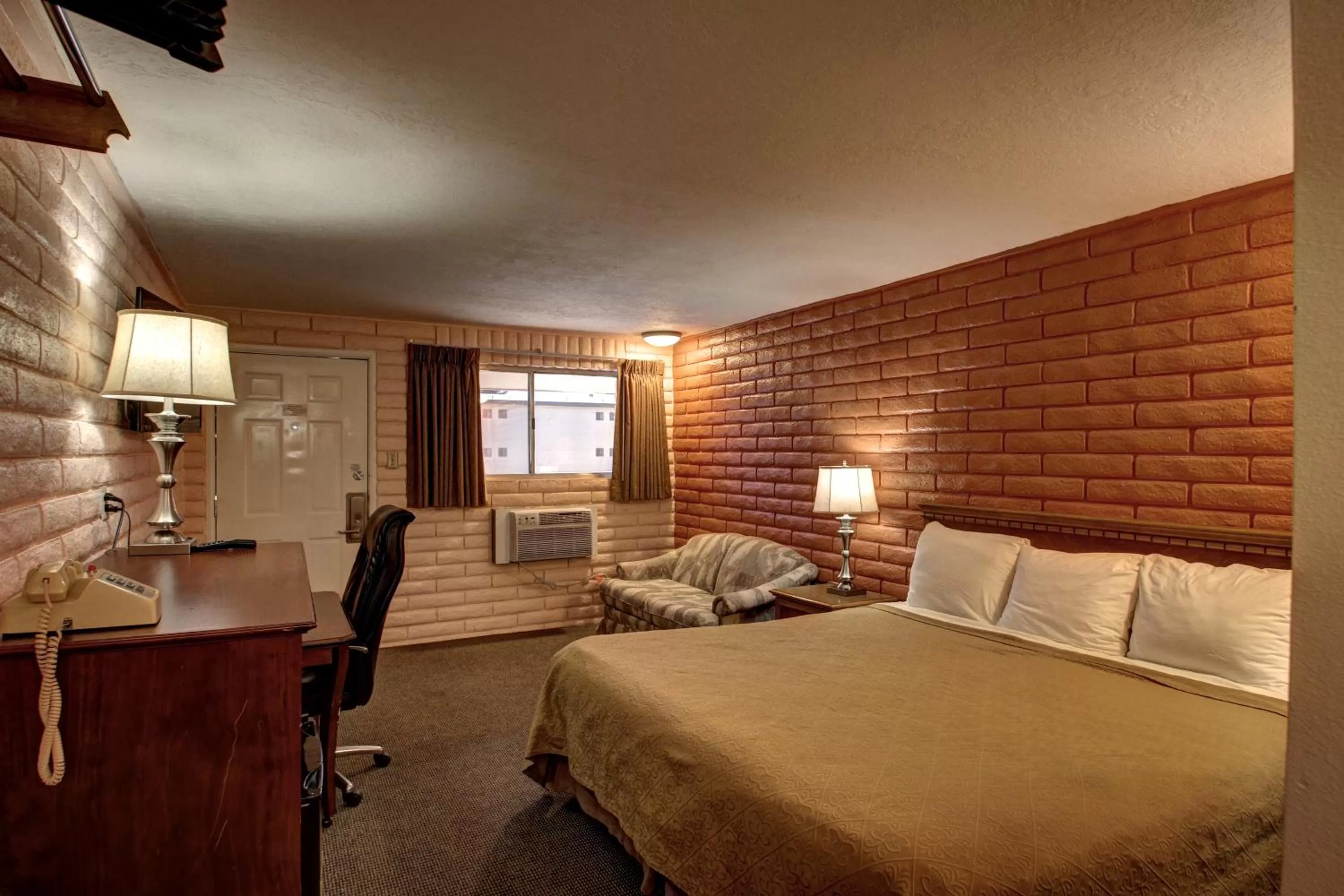 Photo of the whole room, Bed in Country Inn Beaver Utah