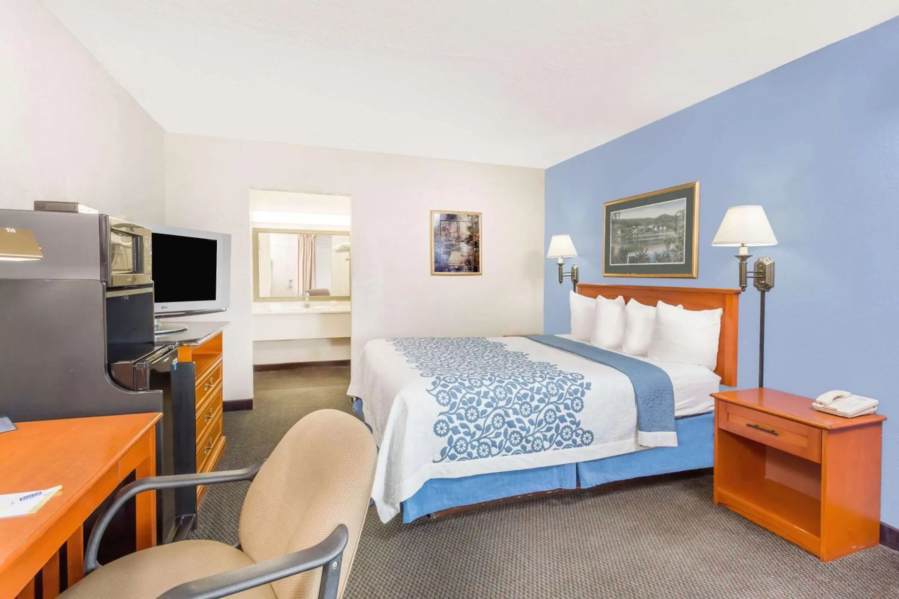 Photo of the whole room, Bed in Days Inn by Wyndham Cedar Falls- University Plaza